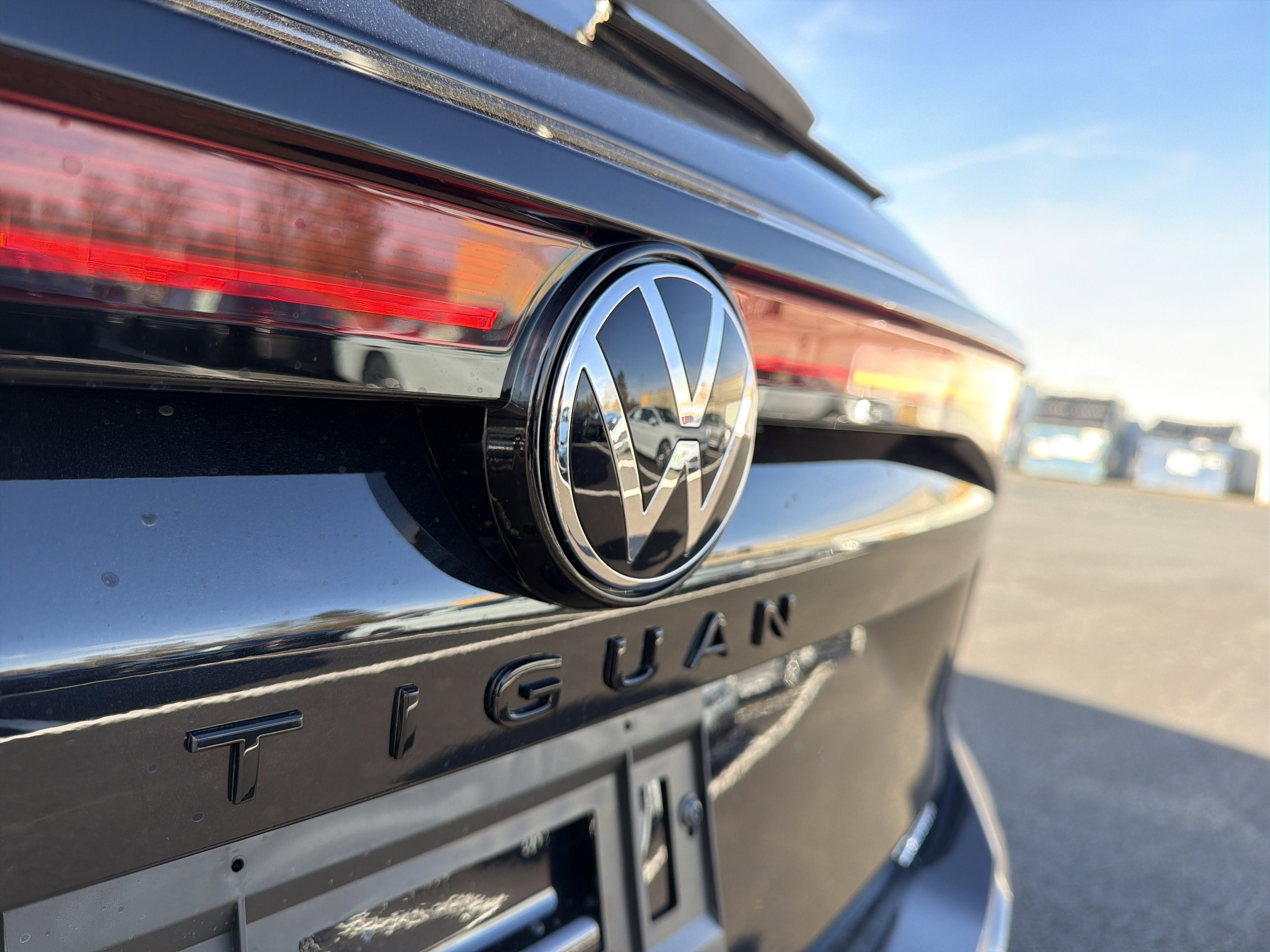 2026 Volkswagen Tiguan 2.0T SE R-Line Black