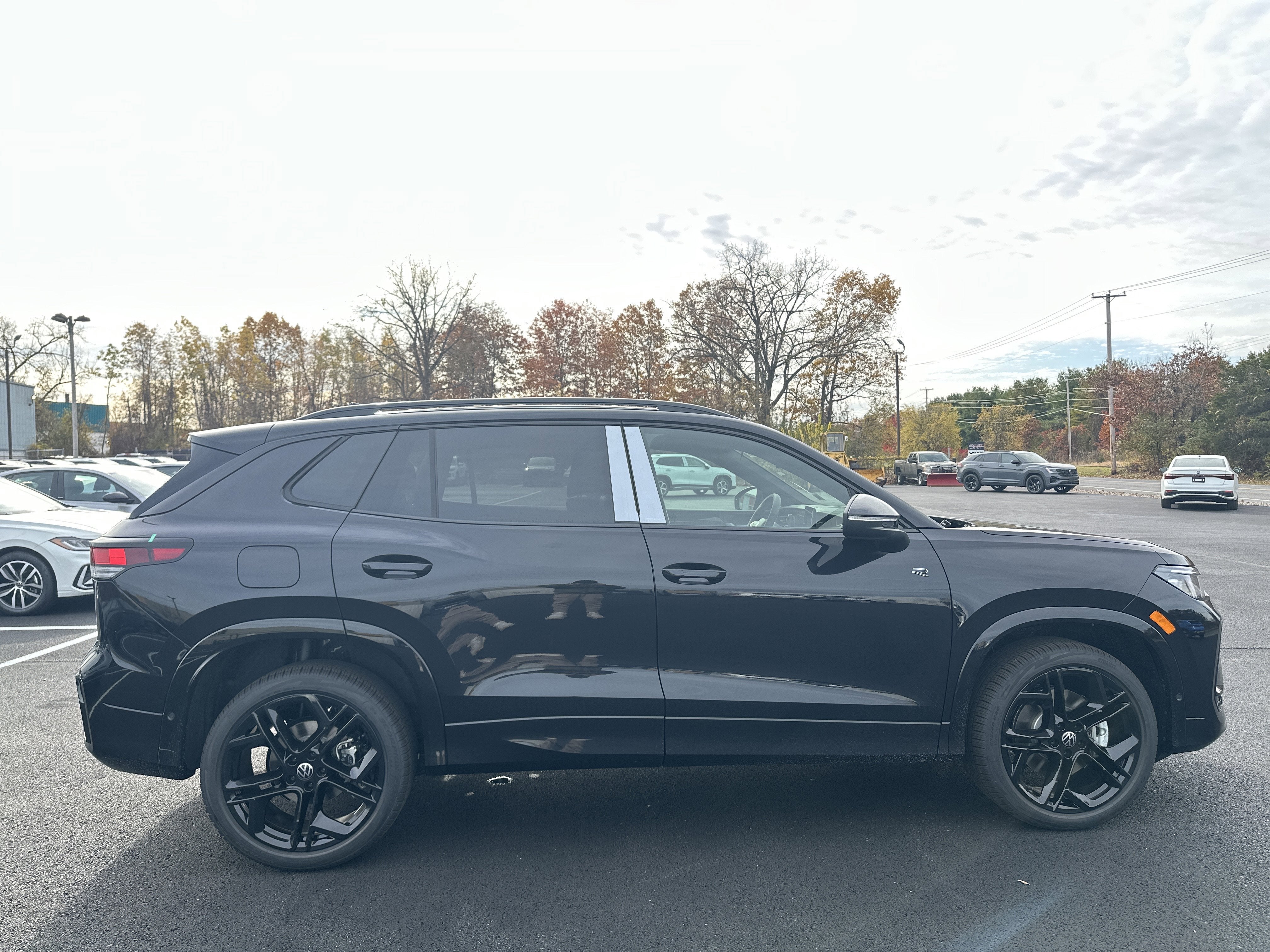 2026 Volkswagen Tiguan 2.0T SE R-Line Black