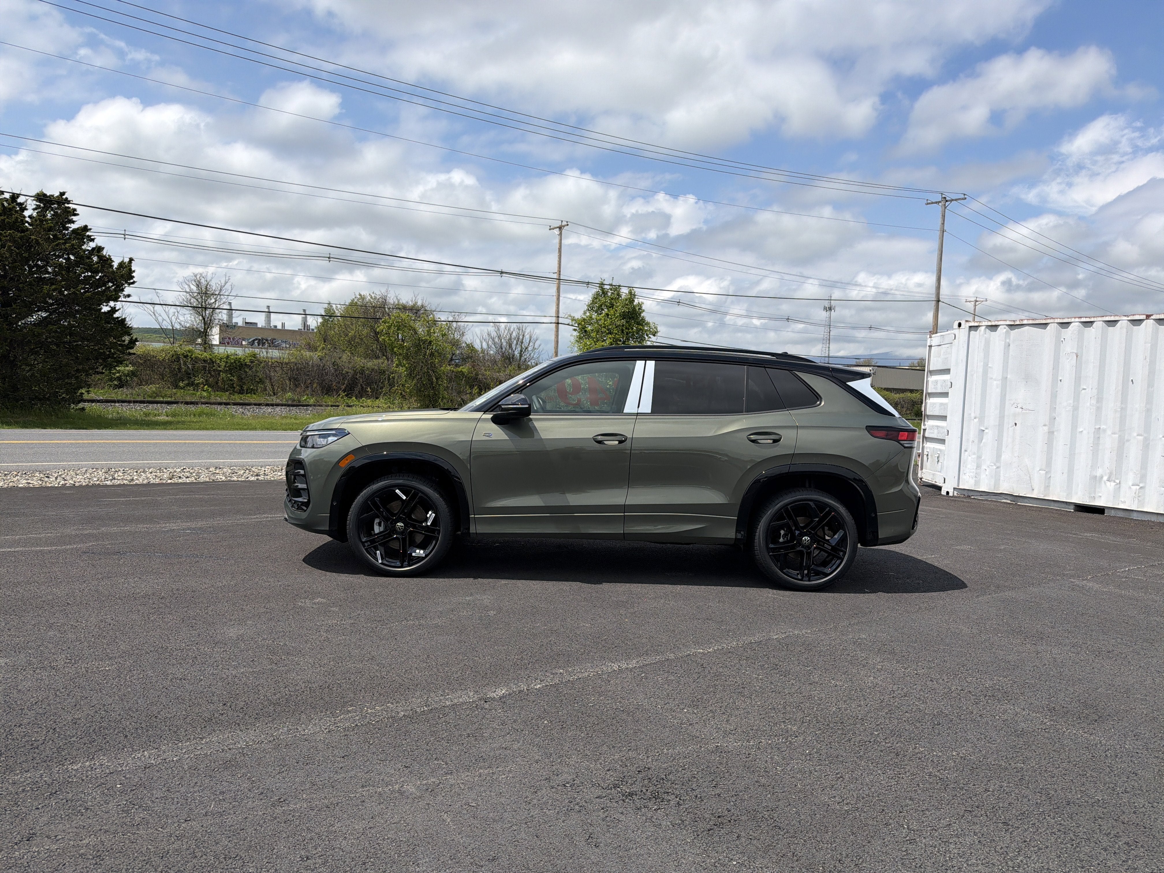 2026 Volkswagen Tiguan 2.0T SE R-Line Black