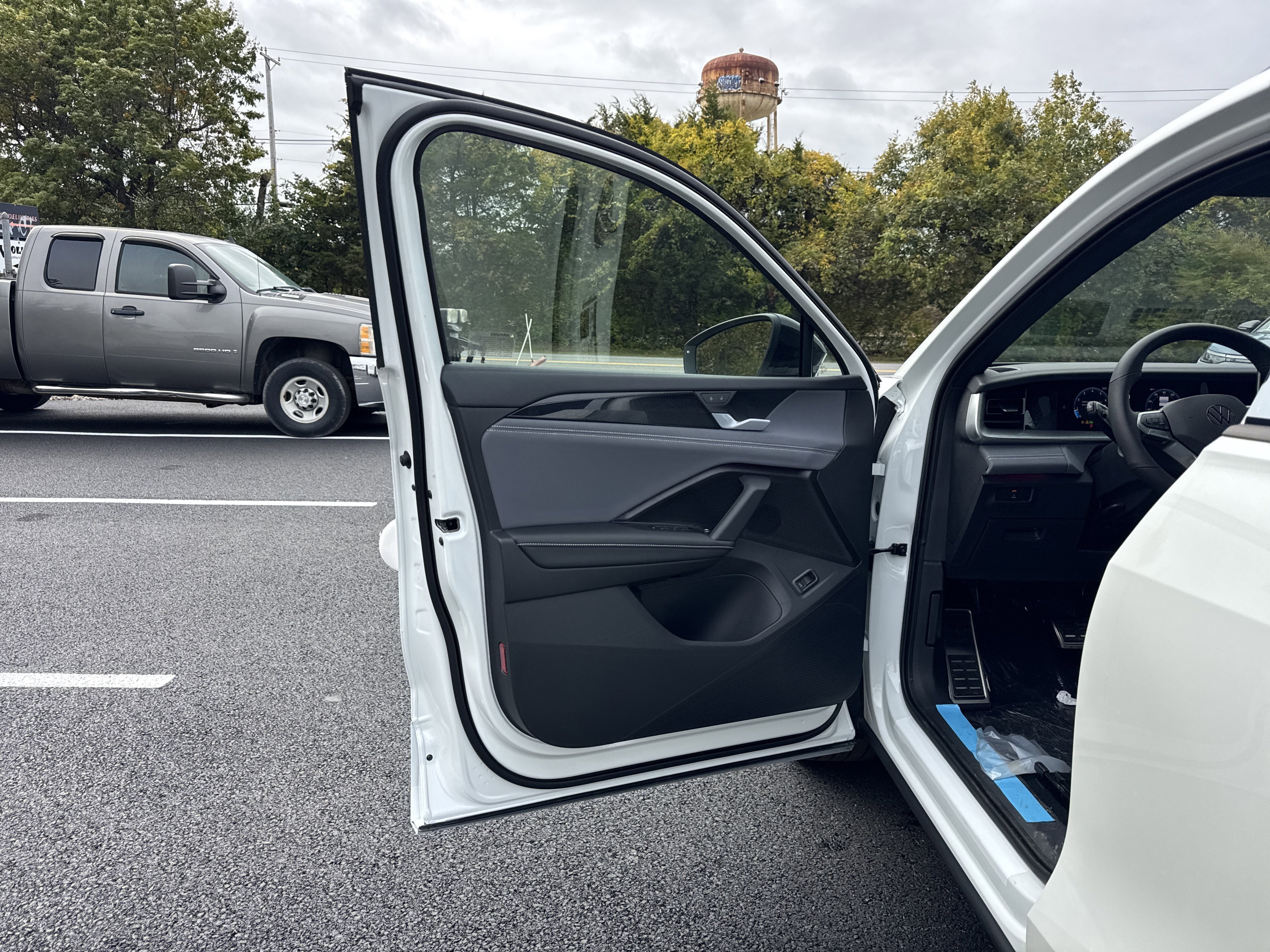 2025 Volkswagen Tiguan 2.0T SE R-Line Black