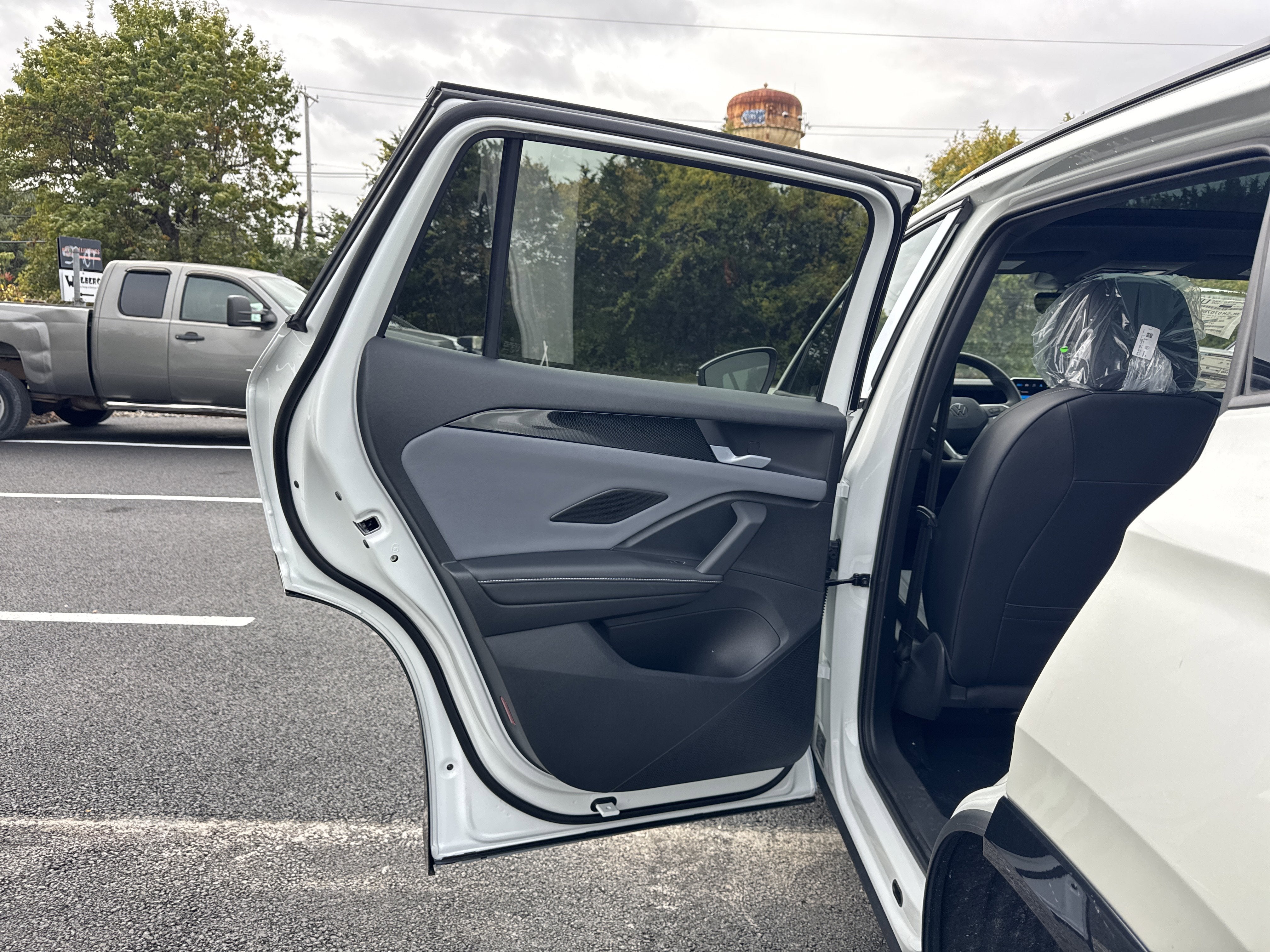 2025 Volkswagen Tiguan 2.0T SE R-Line Black