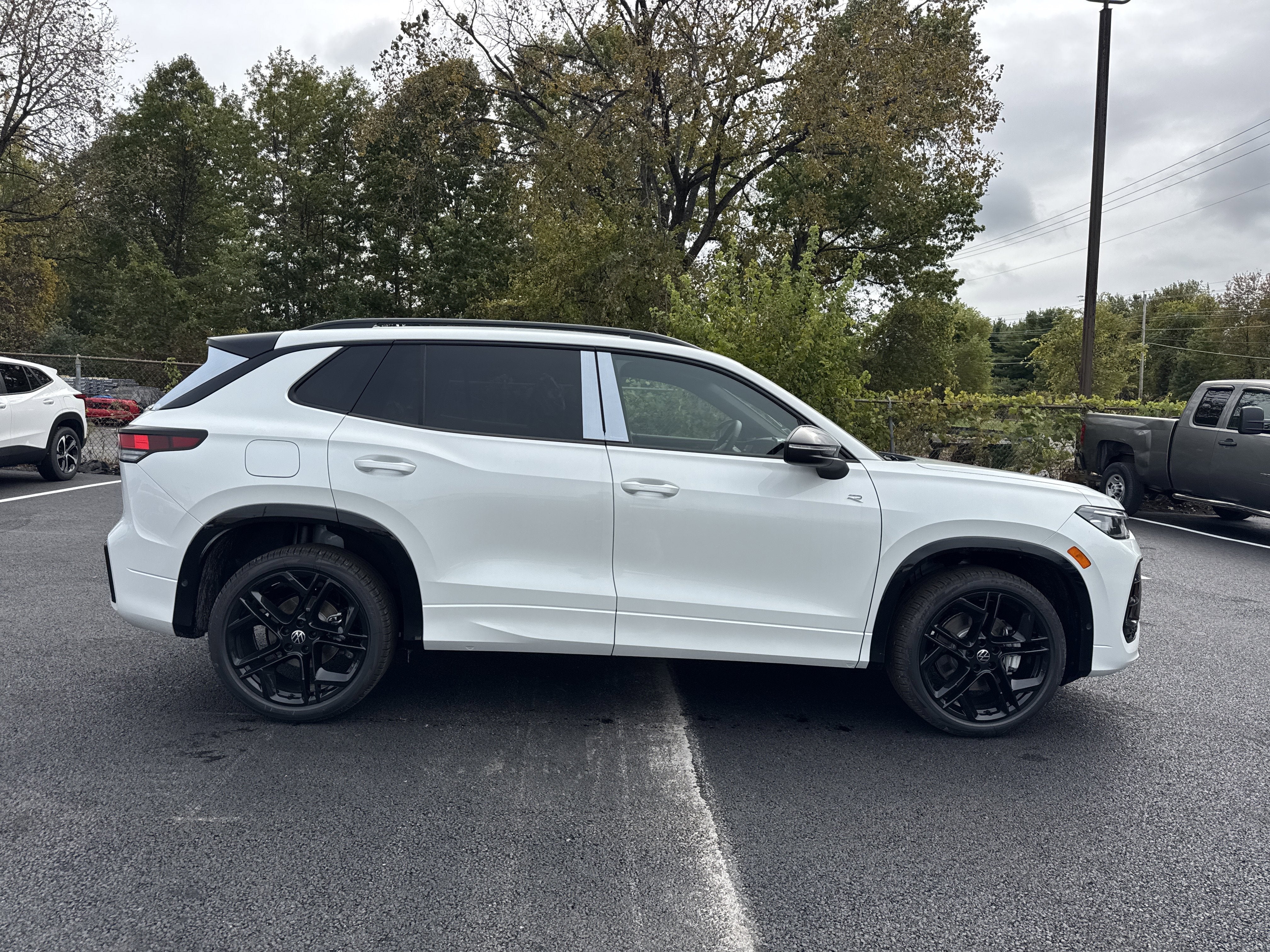 2025 Volkswagen Tiguan 2.0T SE R-Line Black