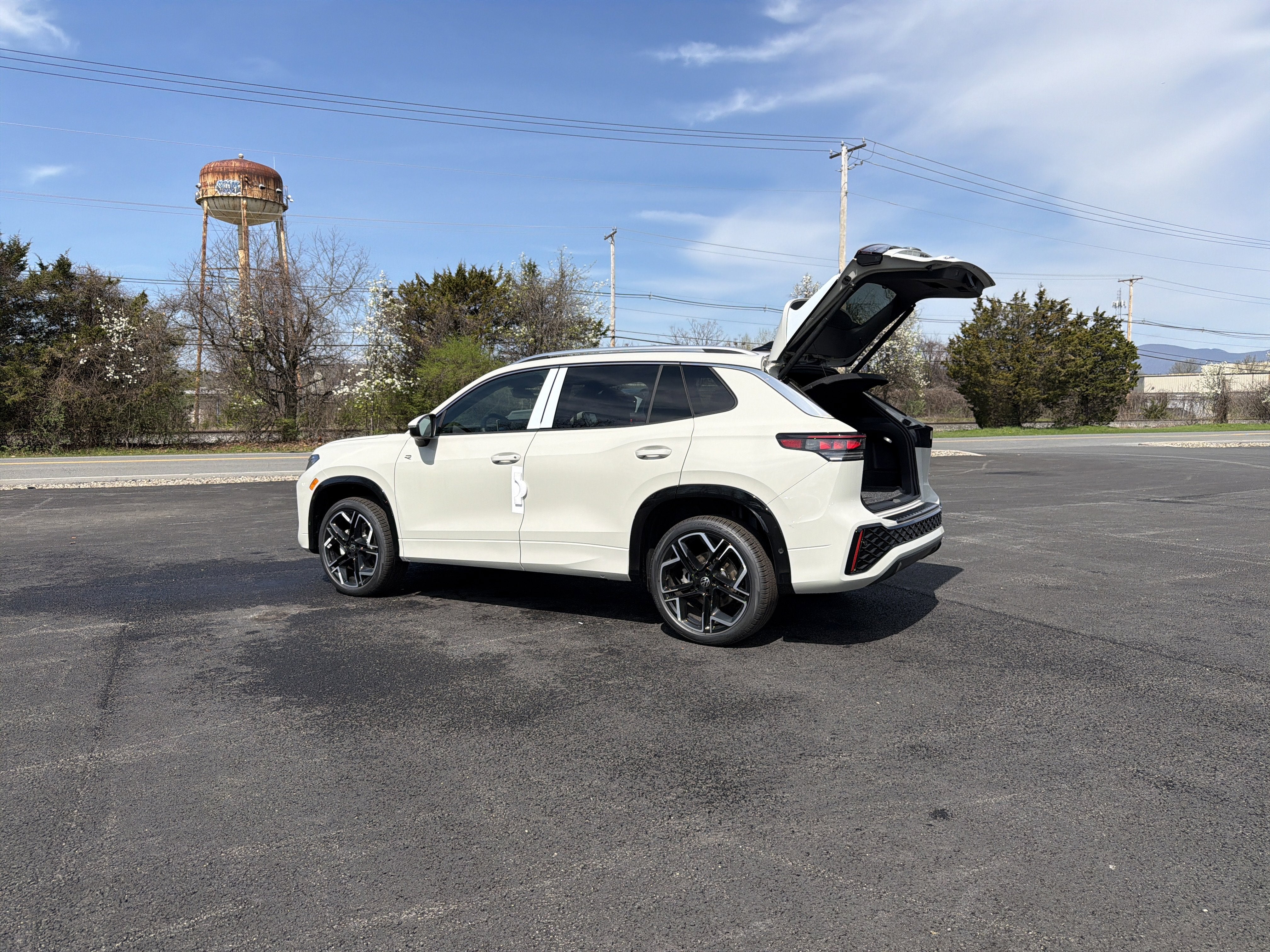 2026 Volkswagen Tiguan 2.0T SEL R-Line Turbo