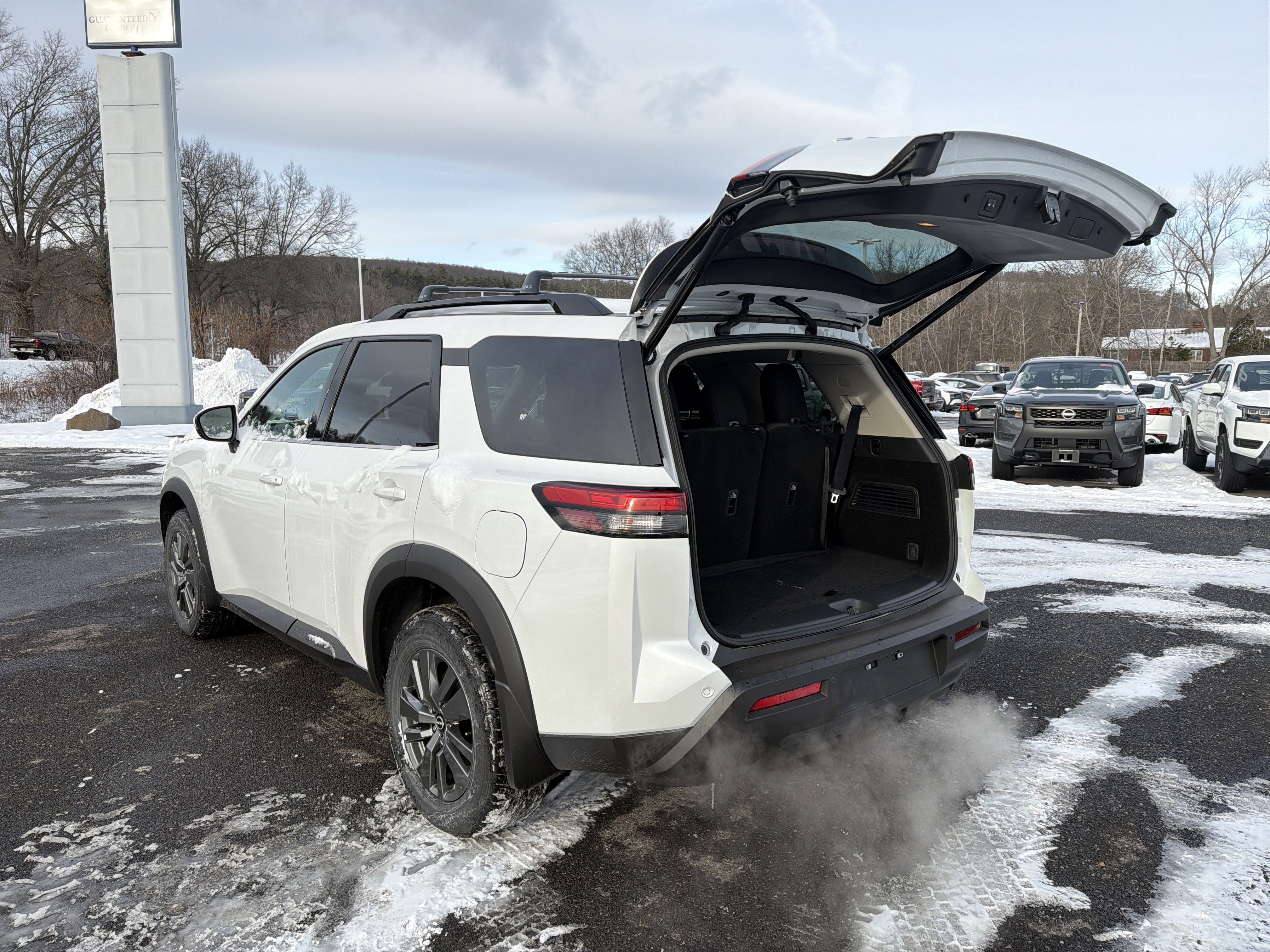 2025 Nissan Pathfinder SV