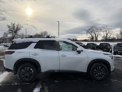 2025 Nissan Pathfinder SV