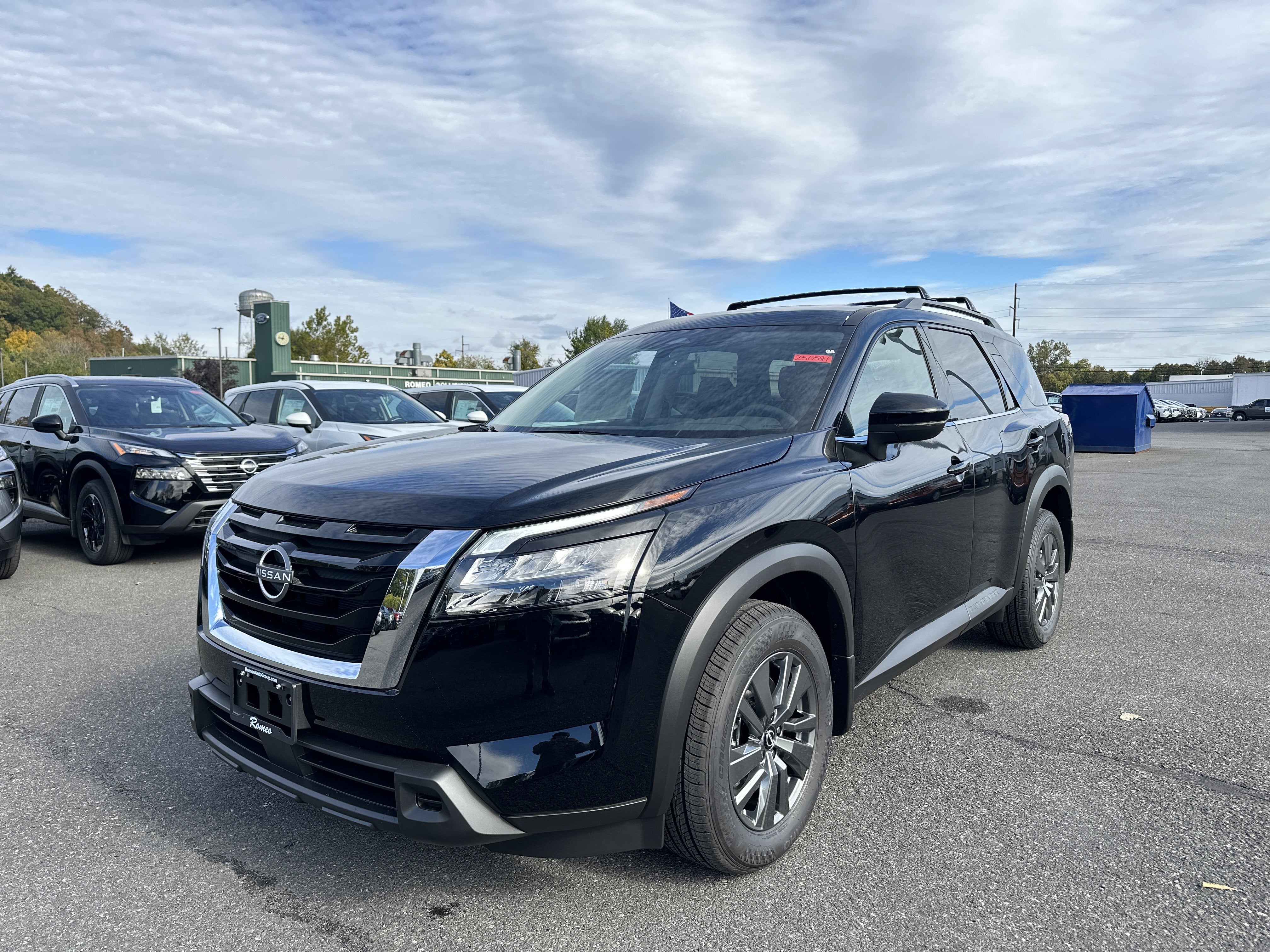 2025 Nissan Pathfinder SV