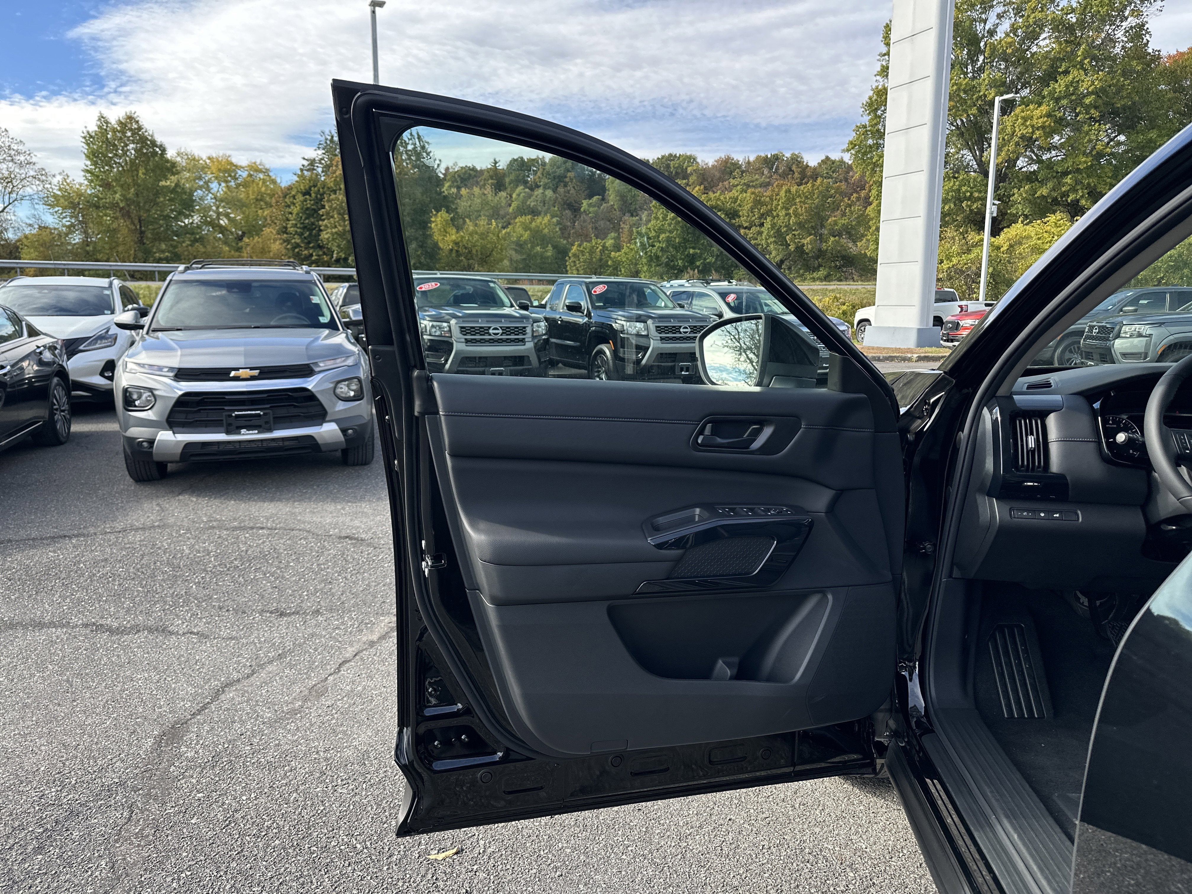 2025 Nissan Pathfinder SV