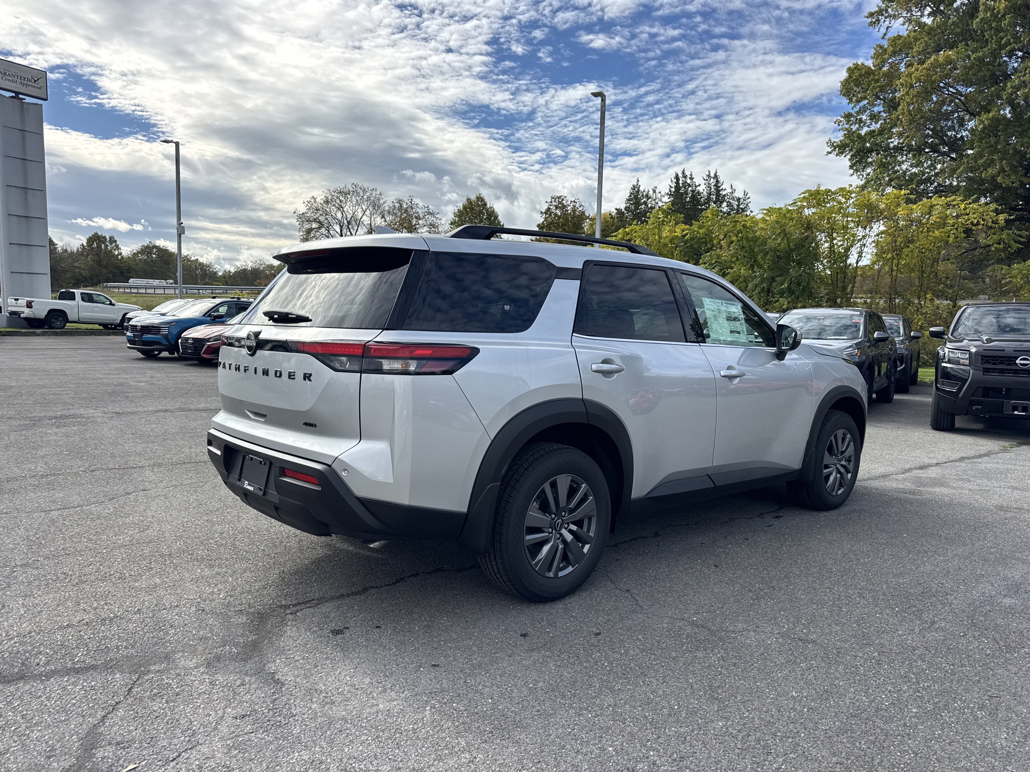 2025 Nissan Pathfinder SV