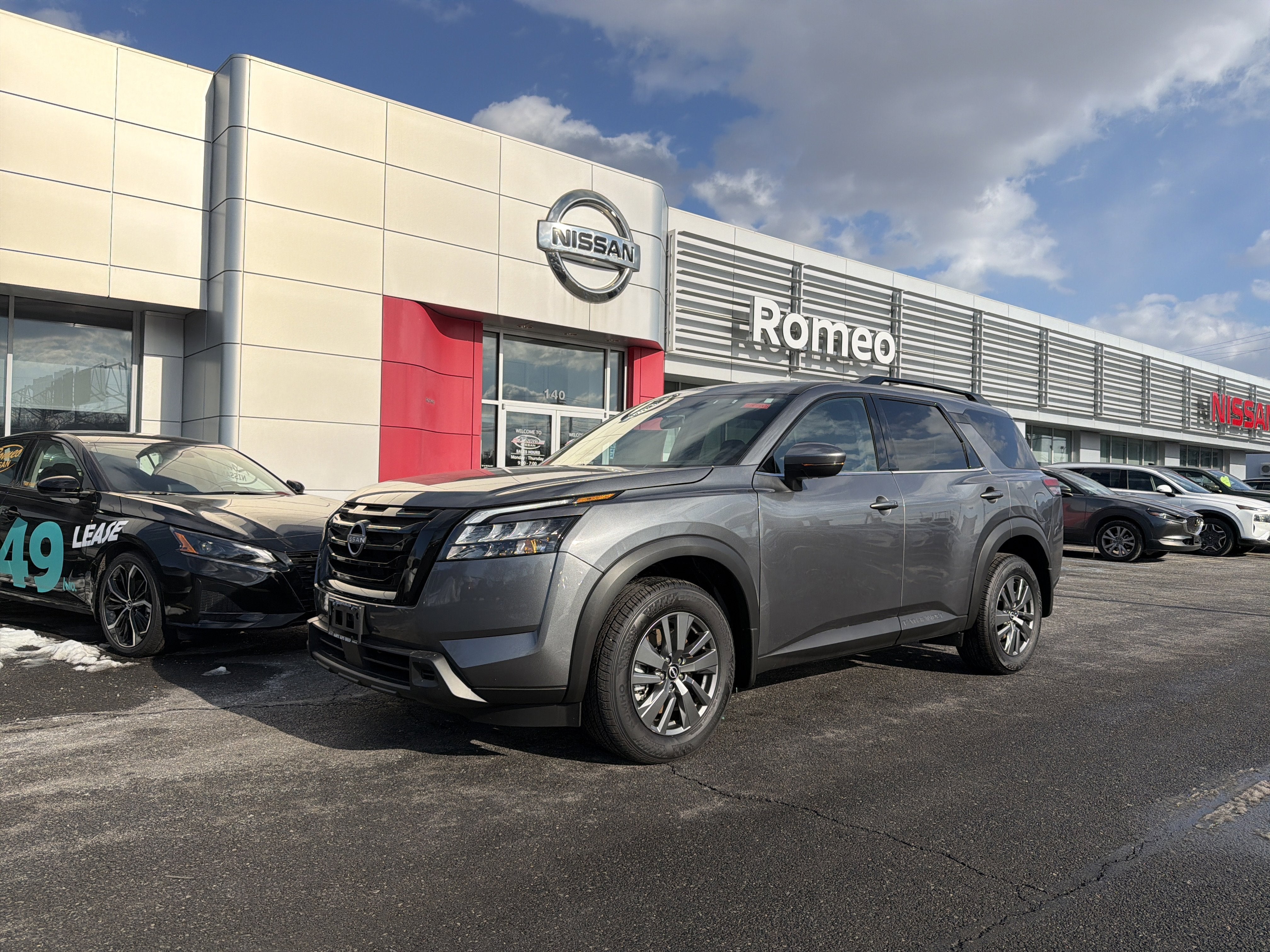 2025 Nissan Pathfinder SV