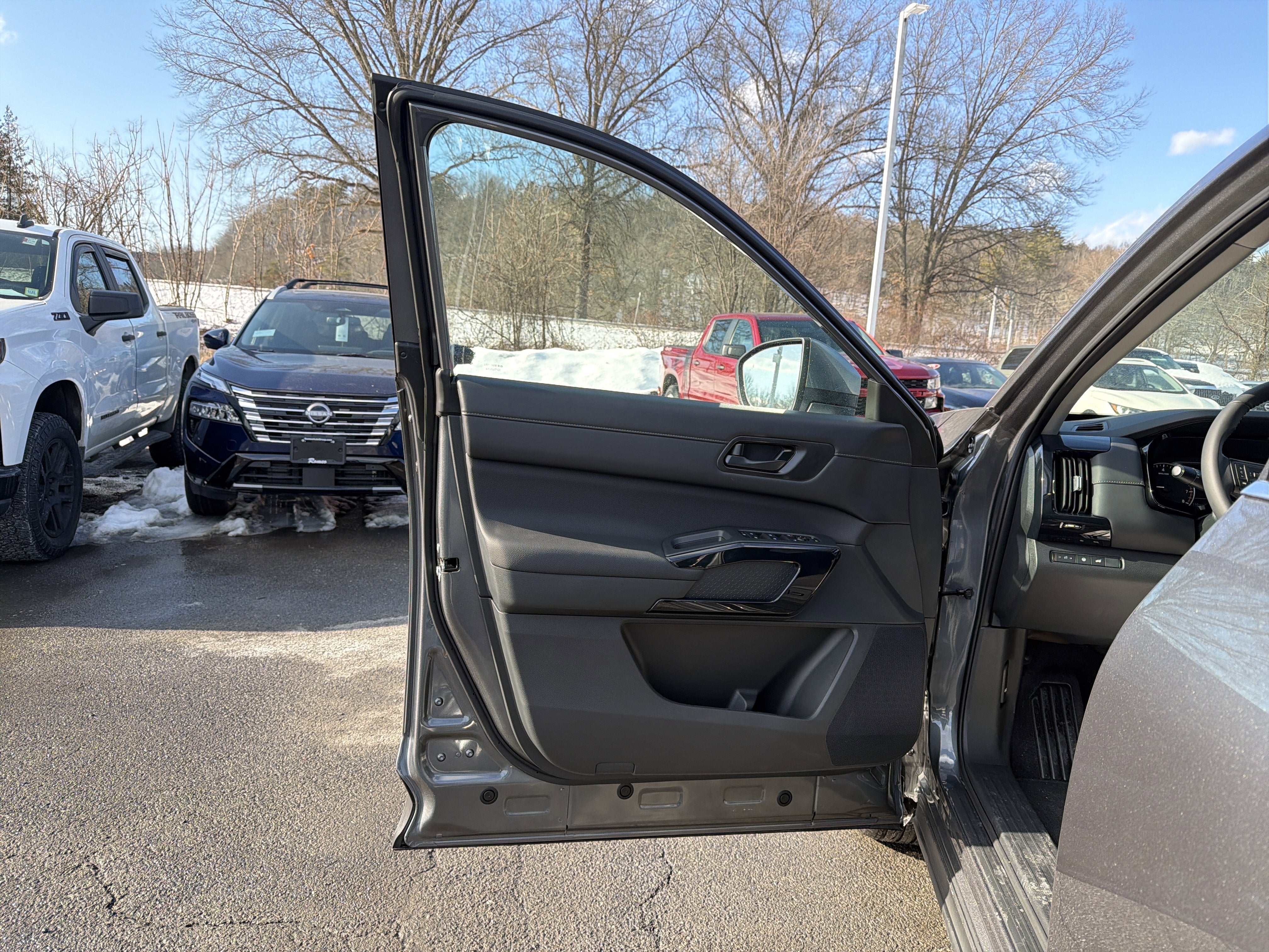 2025 Nissan Pathfinder SV