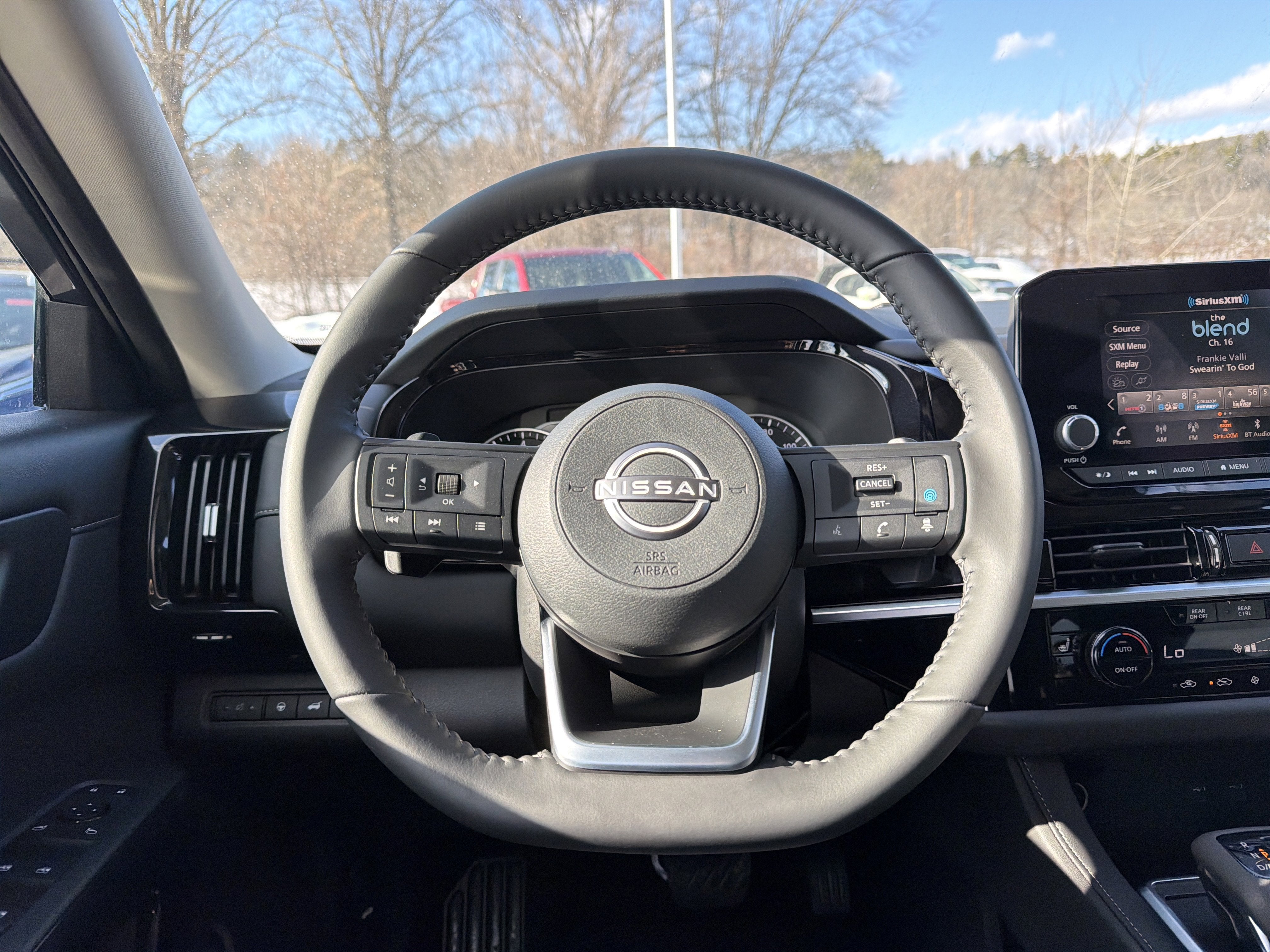 2025 Nissan Pathfinder SV