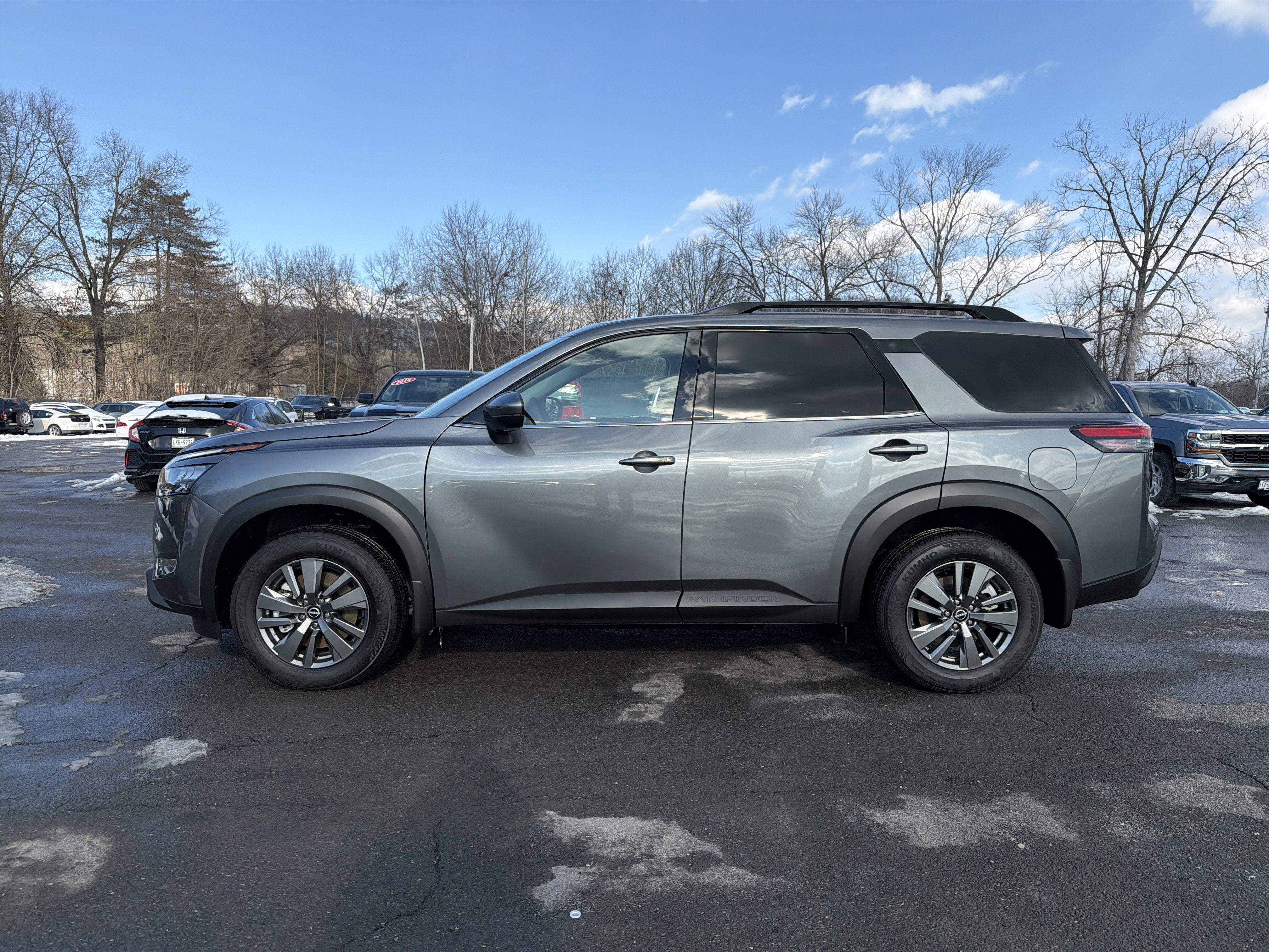 2025 Nissan Pathfinder SV