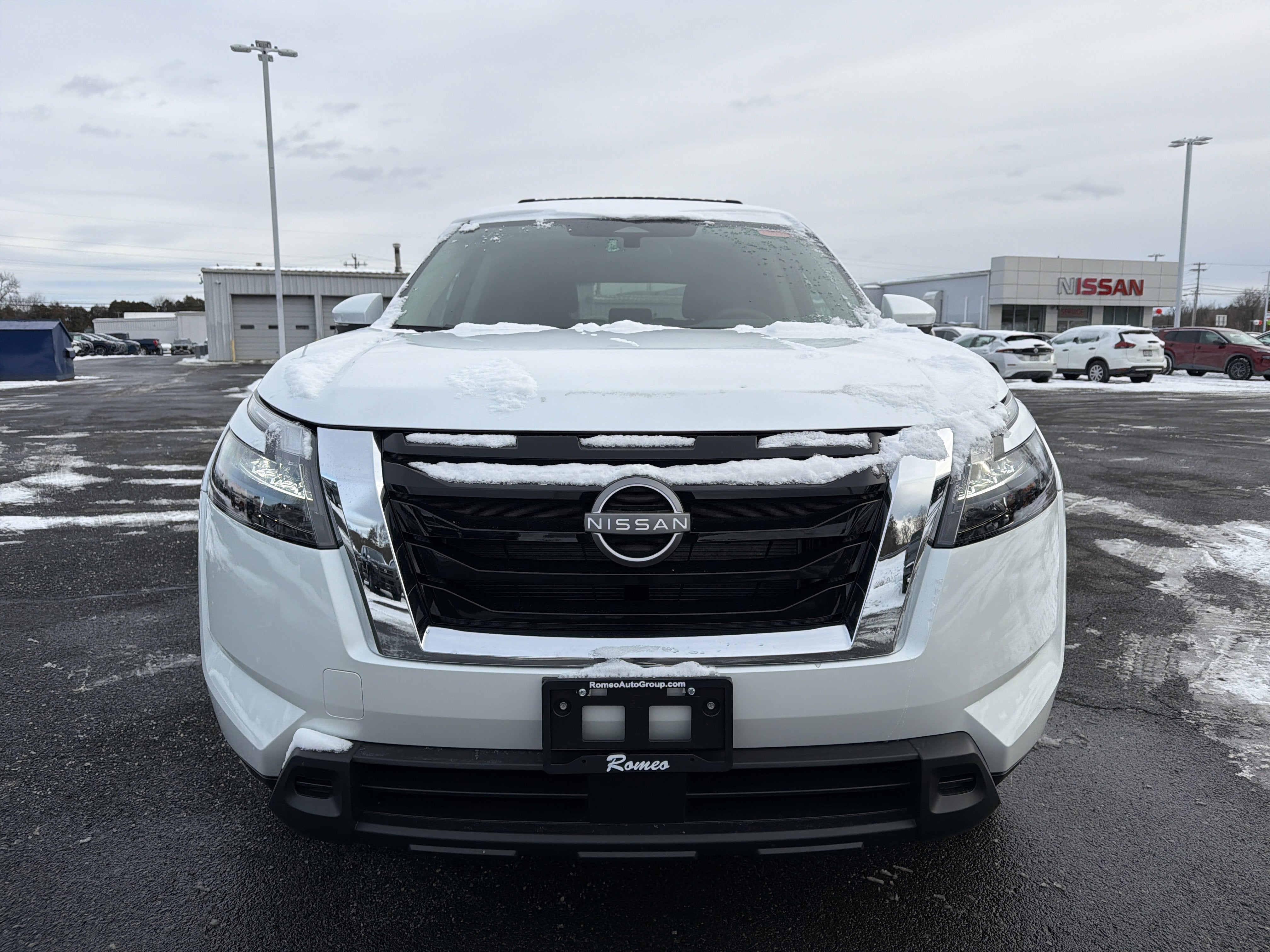 2025 Nissan Pathfinder SV