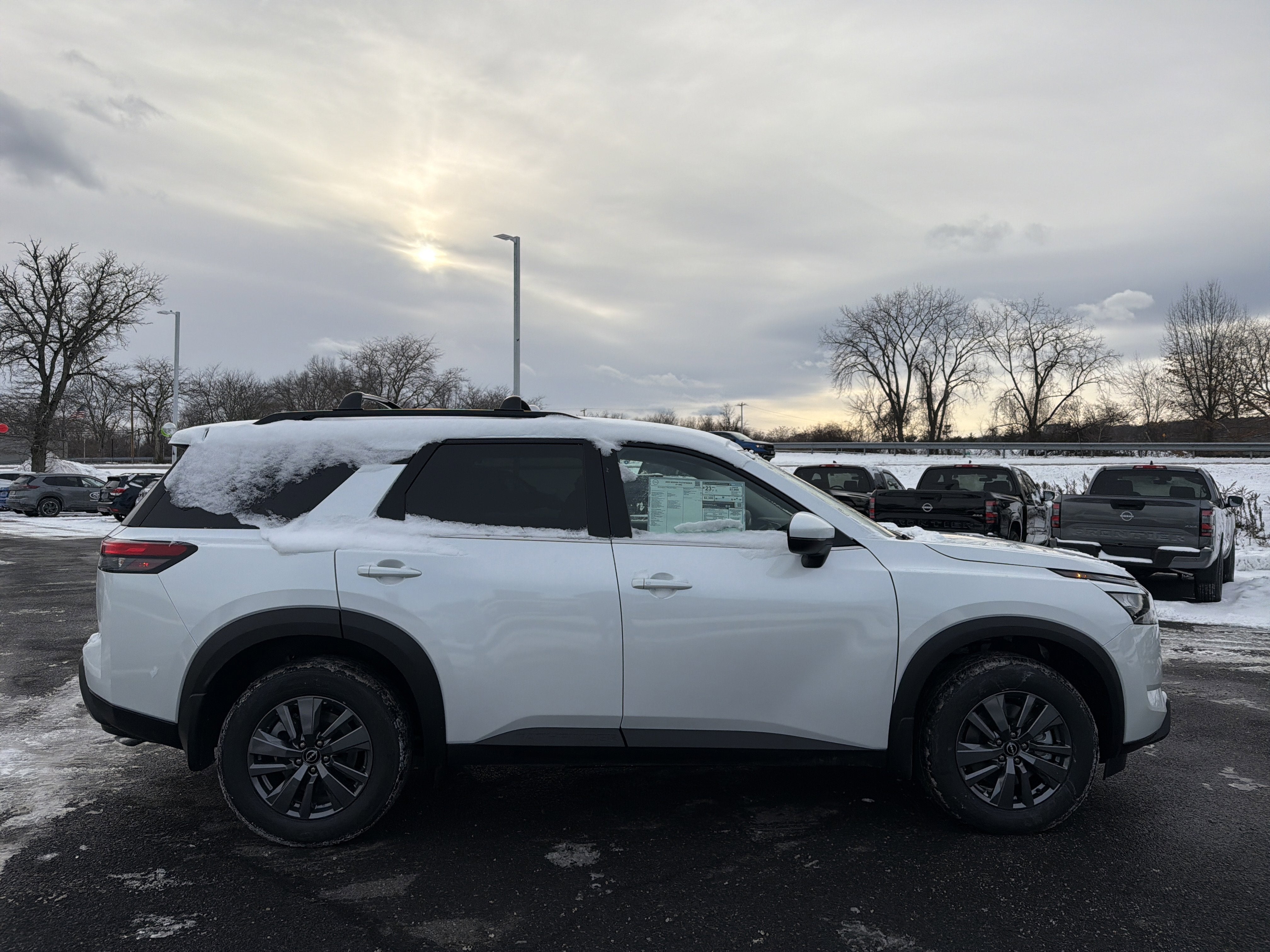 2025 Nissan Pathfinder SV