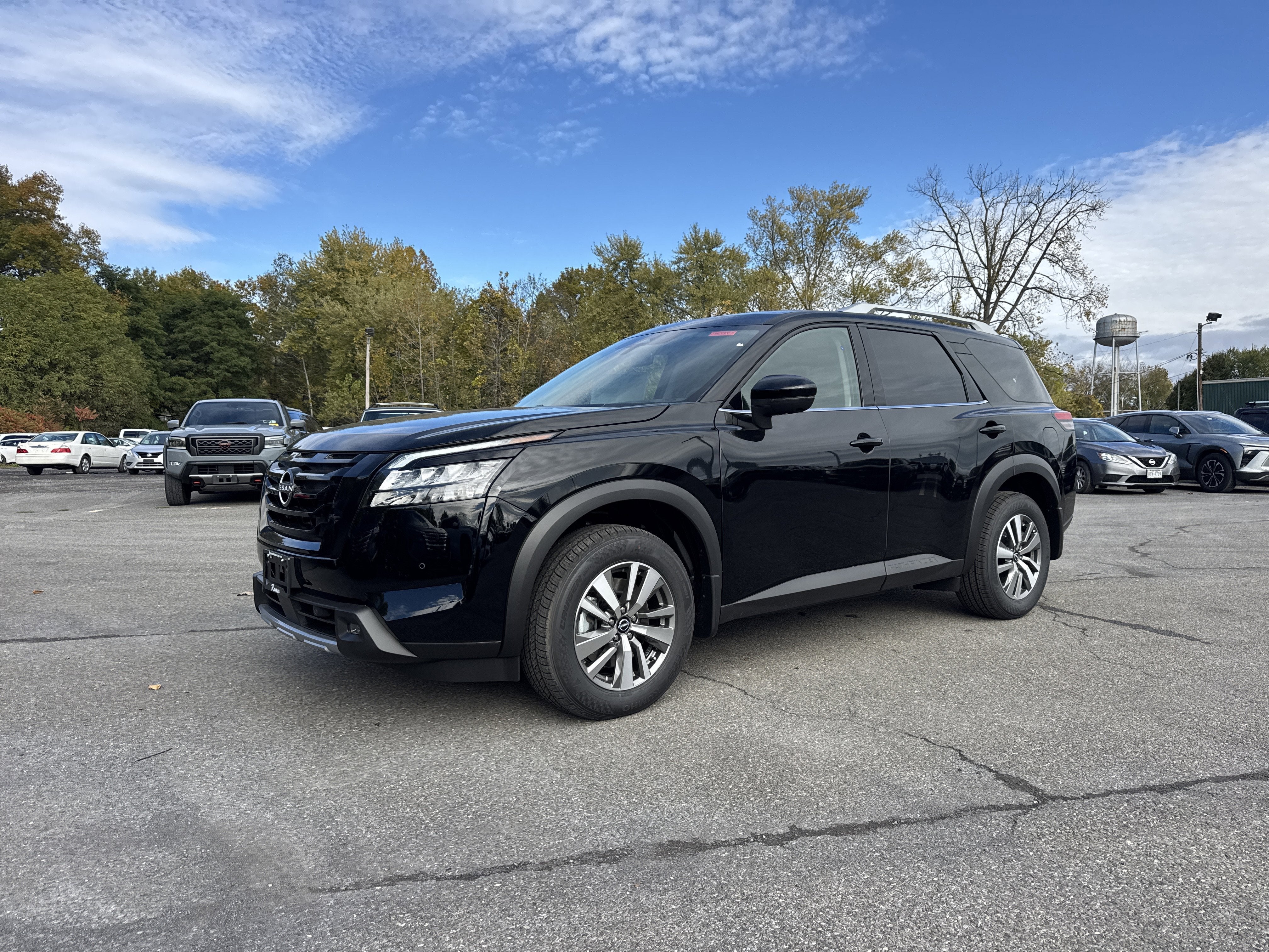 2025 Nissan Pathfinder SL