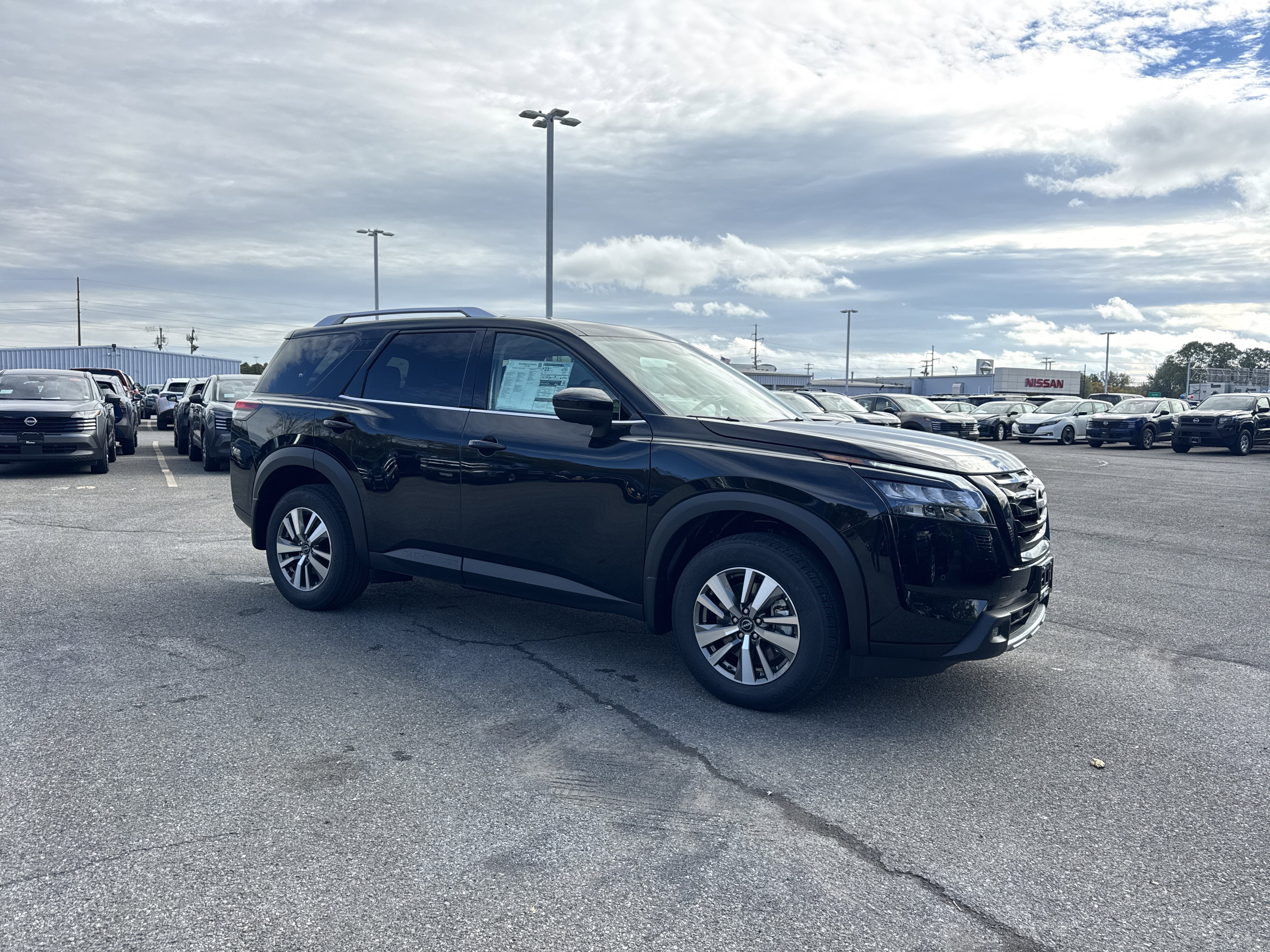 2025 Nissan Pathfinder SL