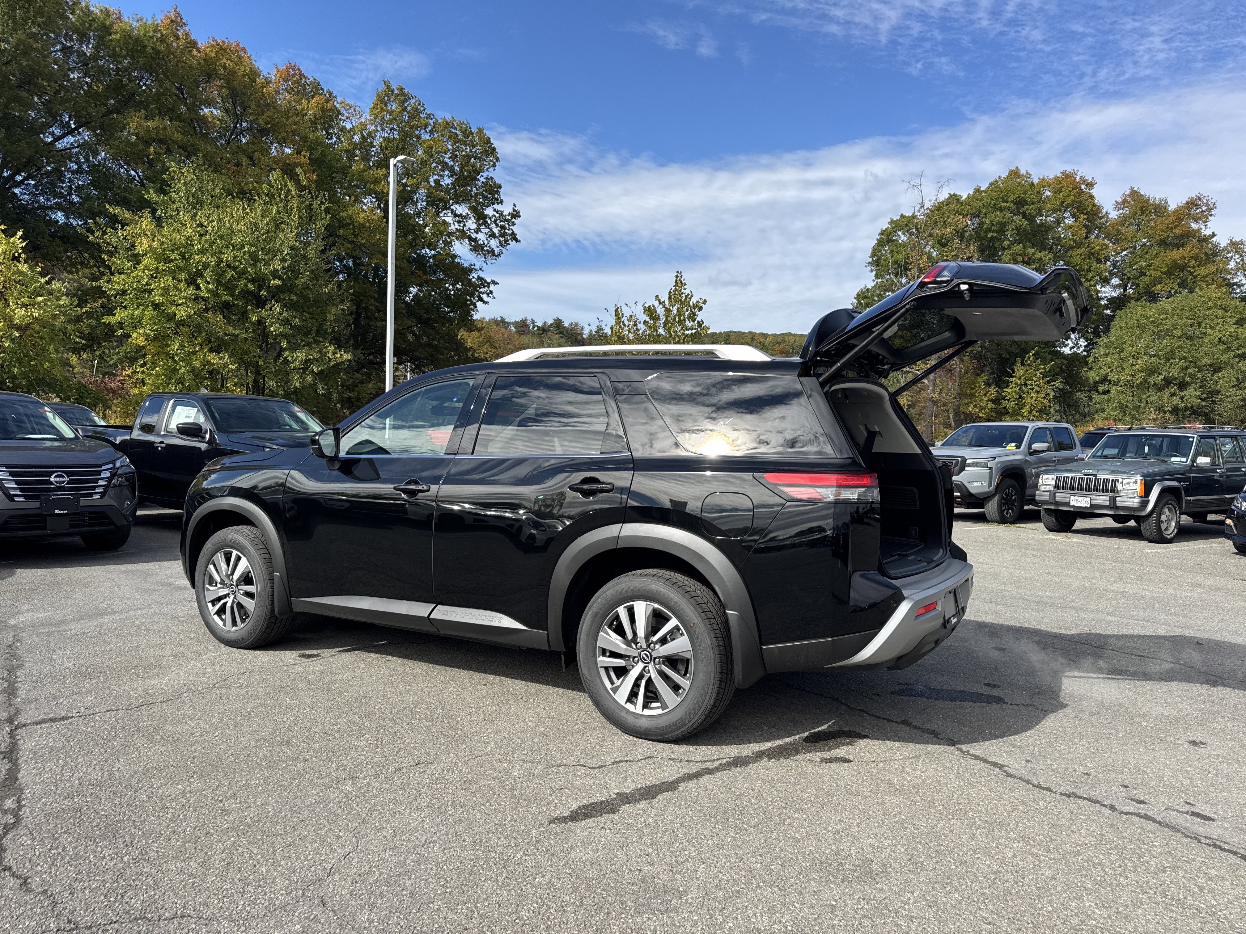 2025 Nissan Pathfinder SL