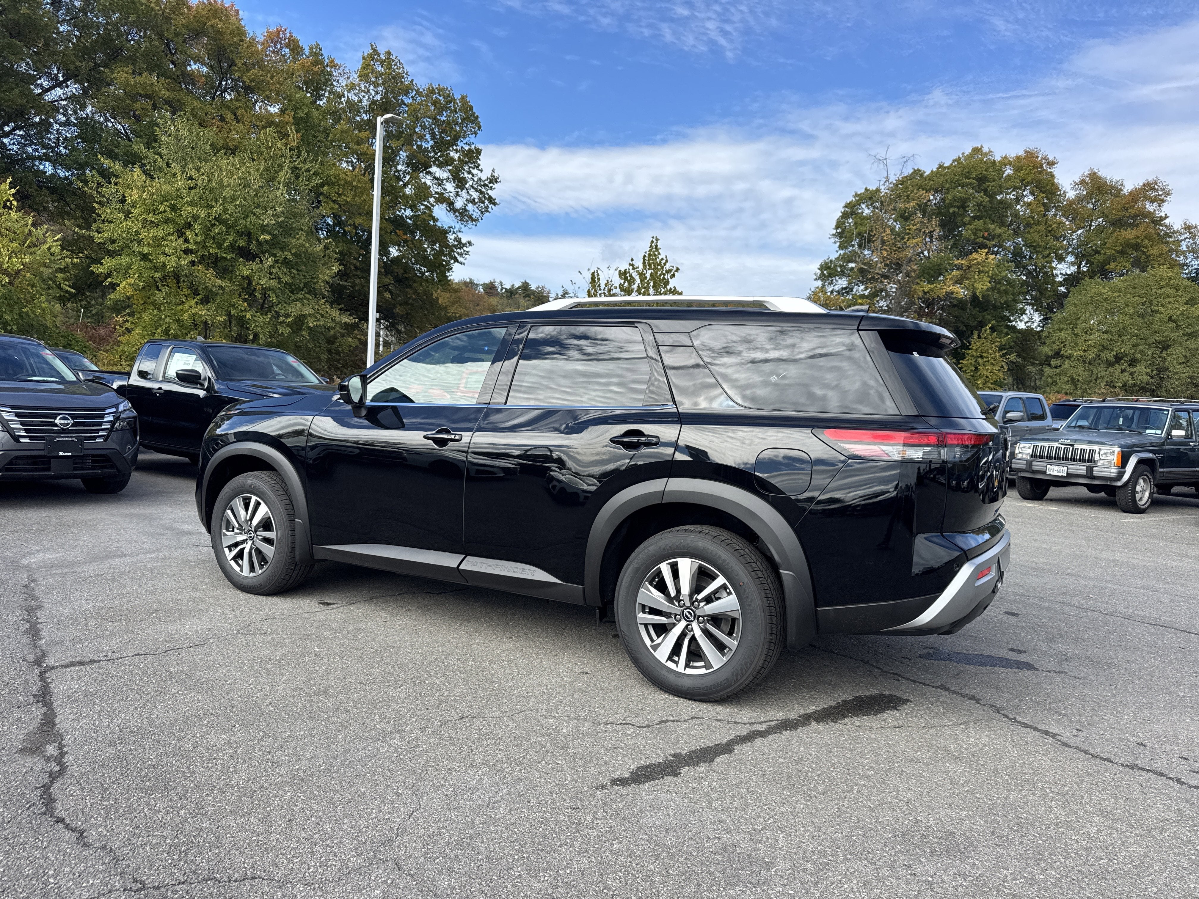 2025 Nissan Pathfinder SL