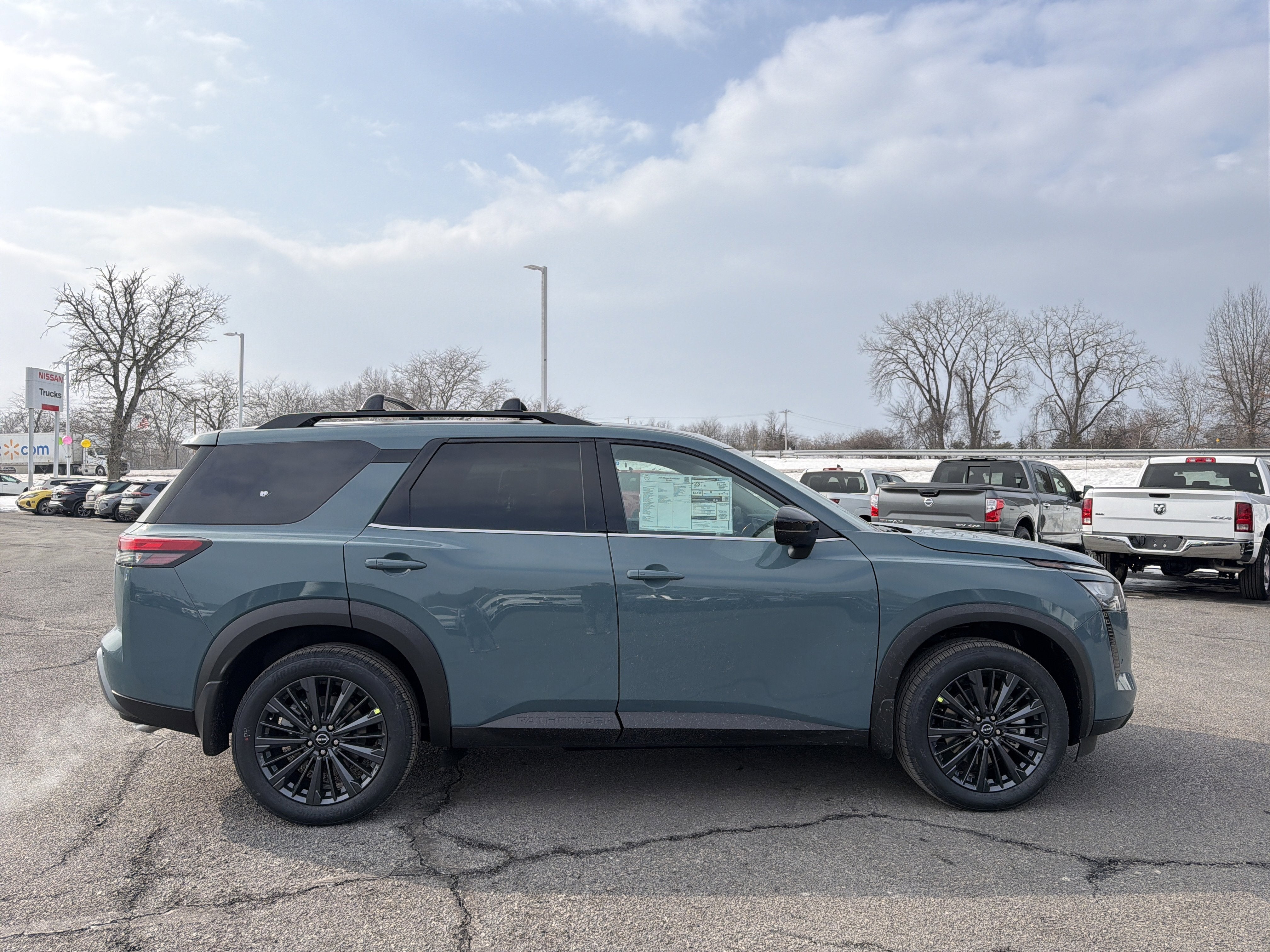 2026 Nissan Pathfinder SL