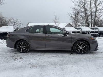 2022 Toyota Camry Hybrid SE