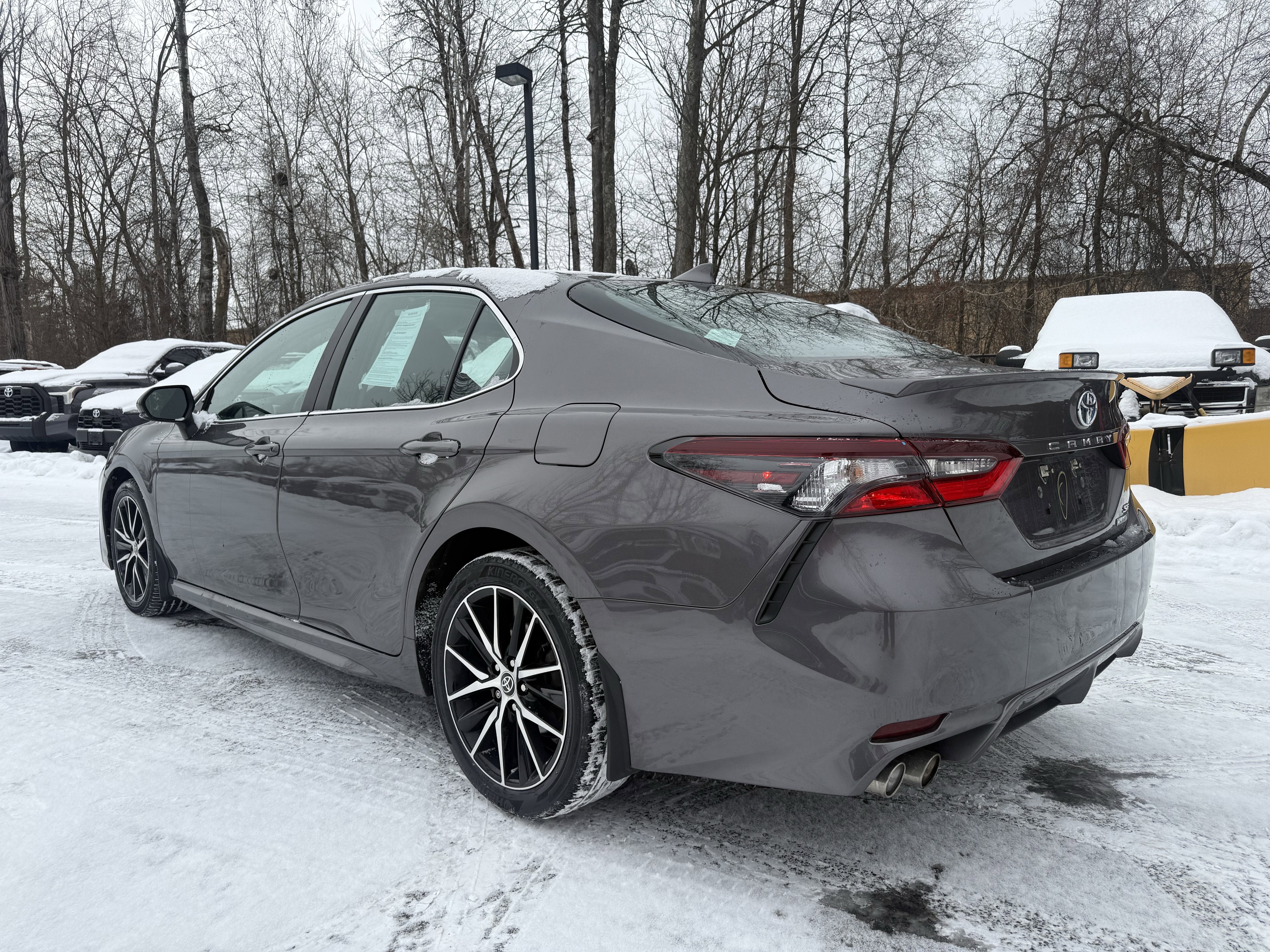 2022 Toyota Camry Hybrid SE