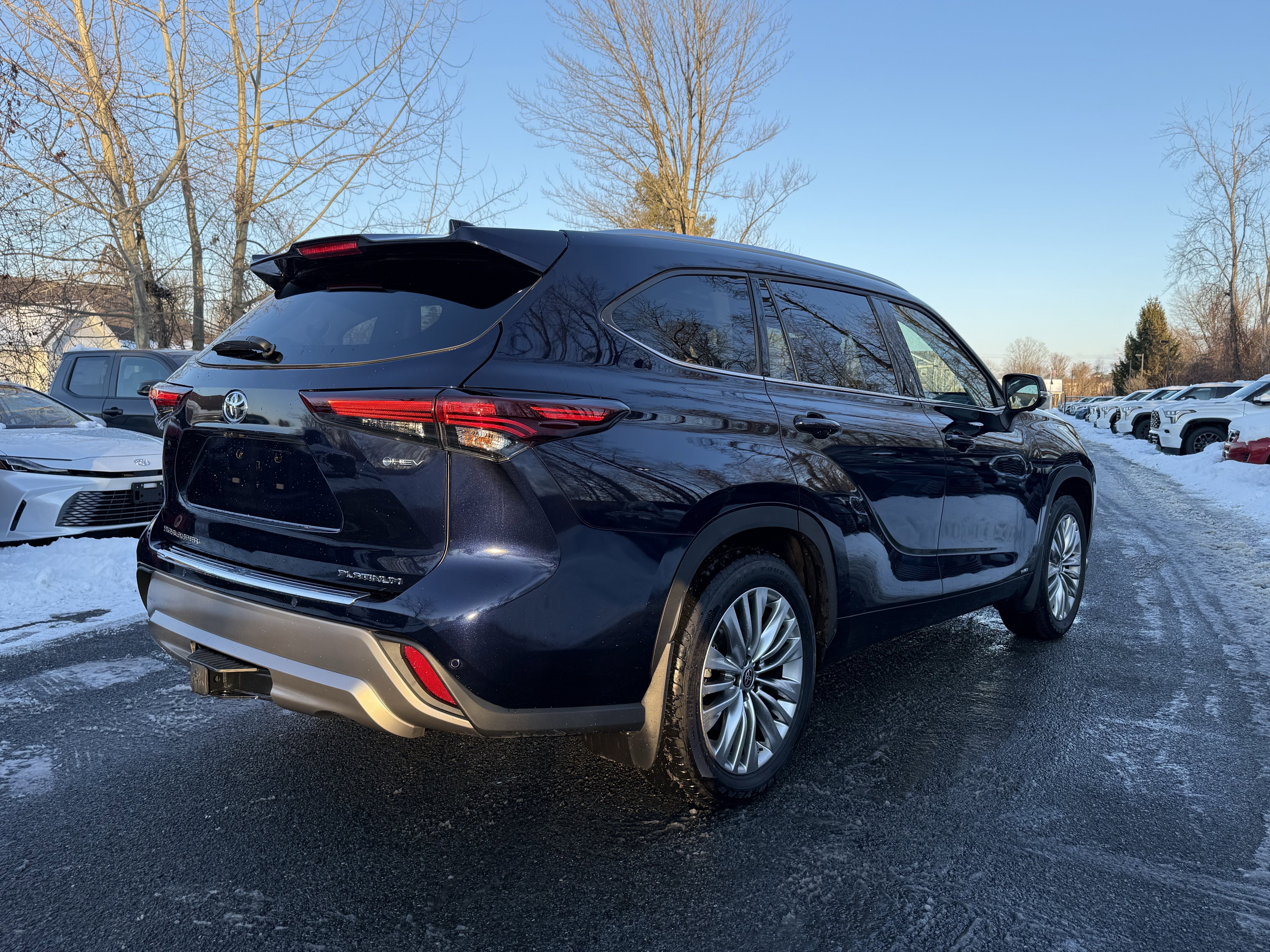 2025 Toyota Highlander Hybrid Platinum