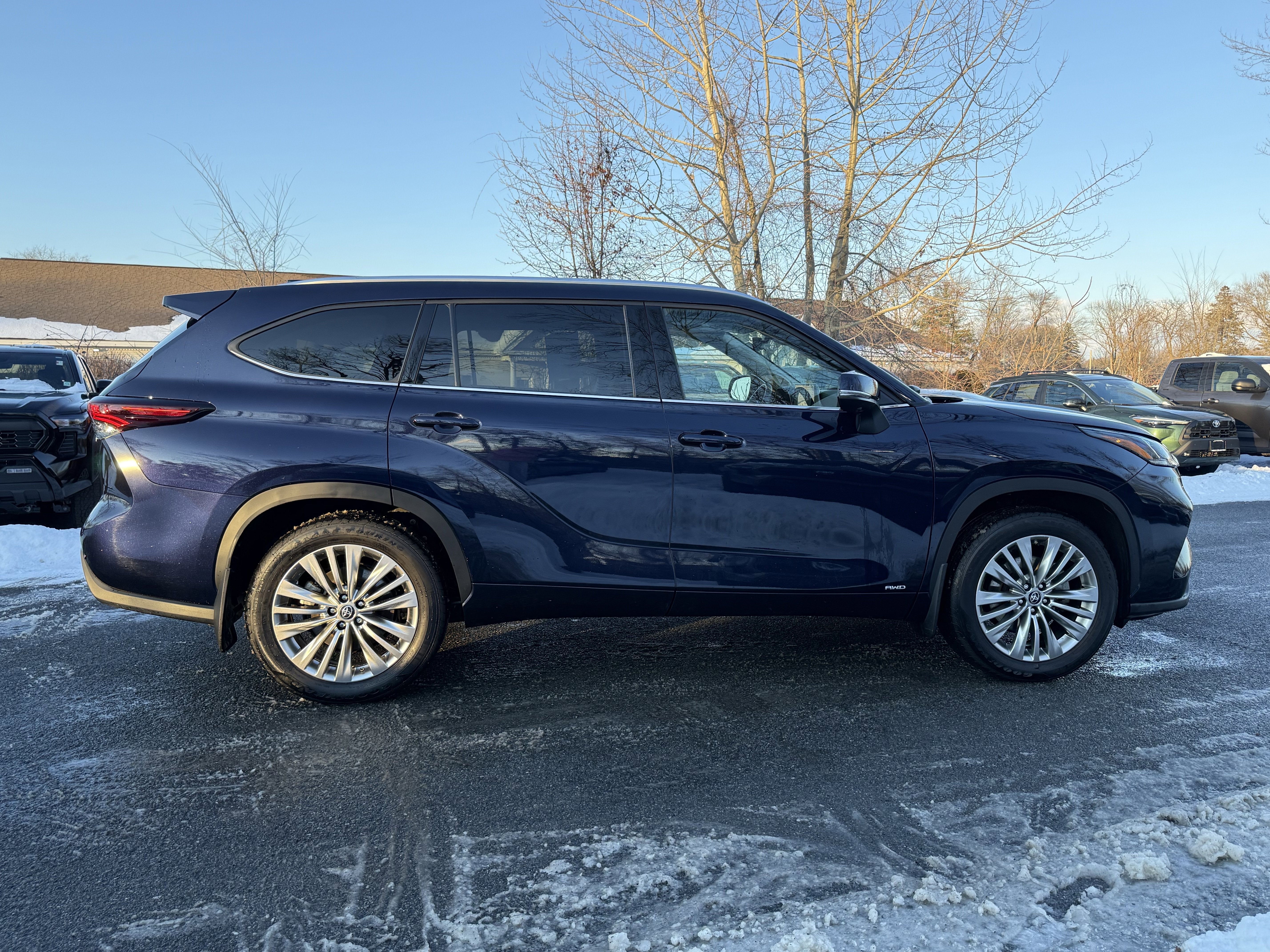 2025 Toyota Highlander Hybrid Platinum