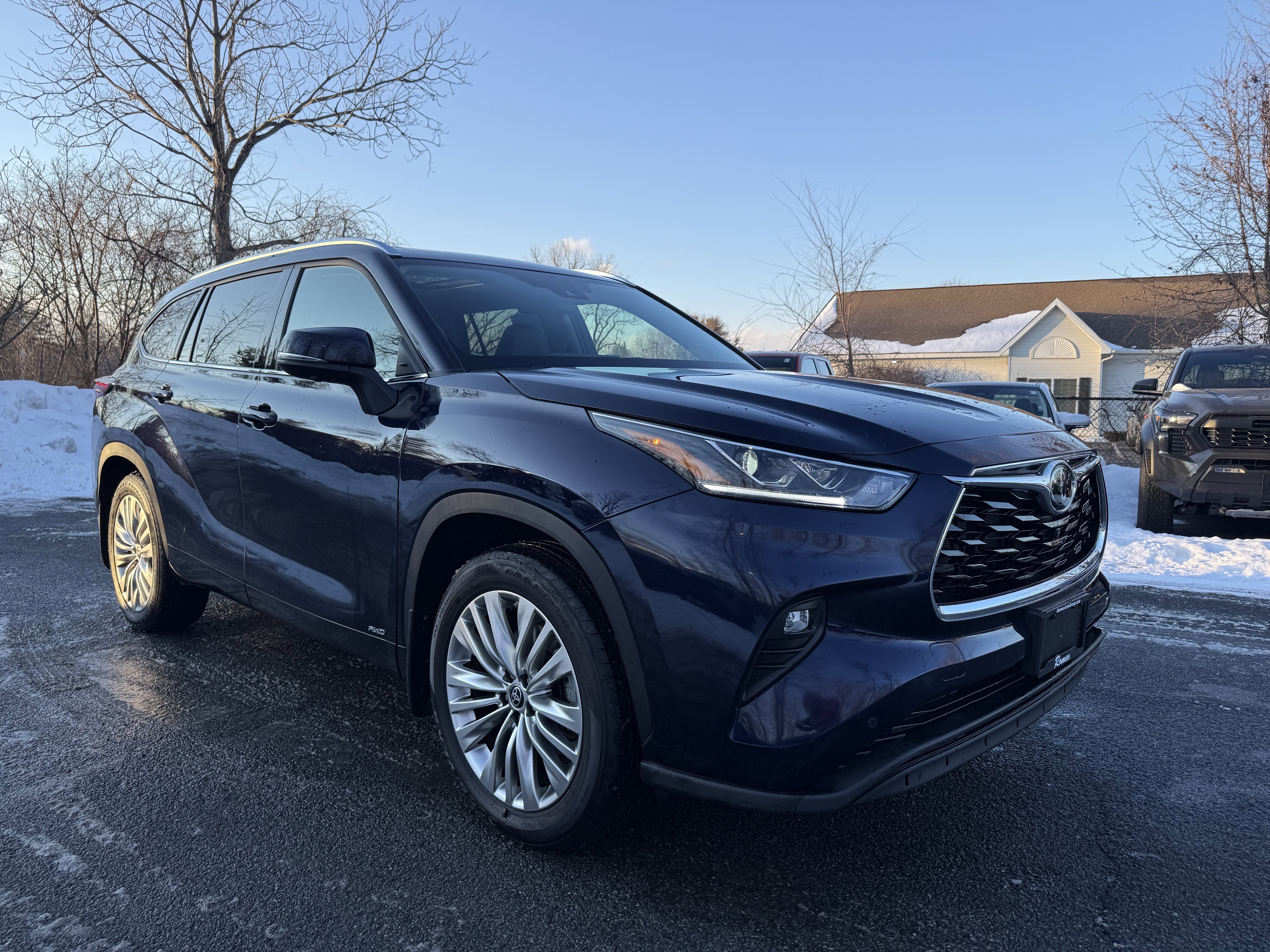2025 Toyota Highlander Hybrid Platinum
