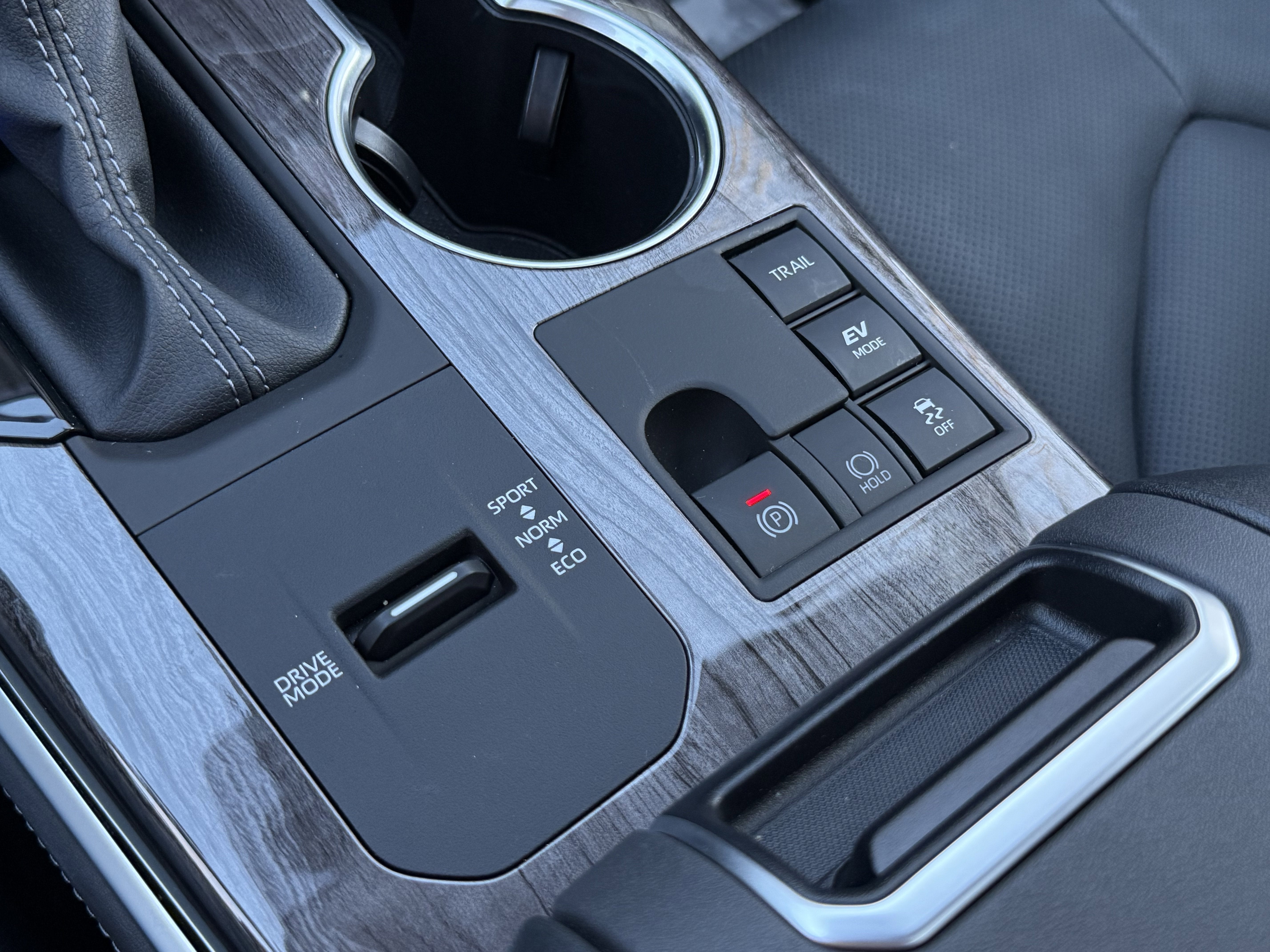 2025 Toyota Highlander Hybrid Platinum