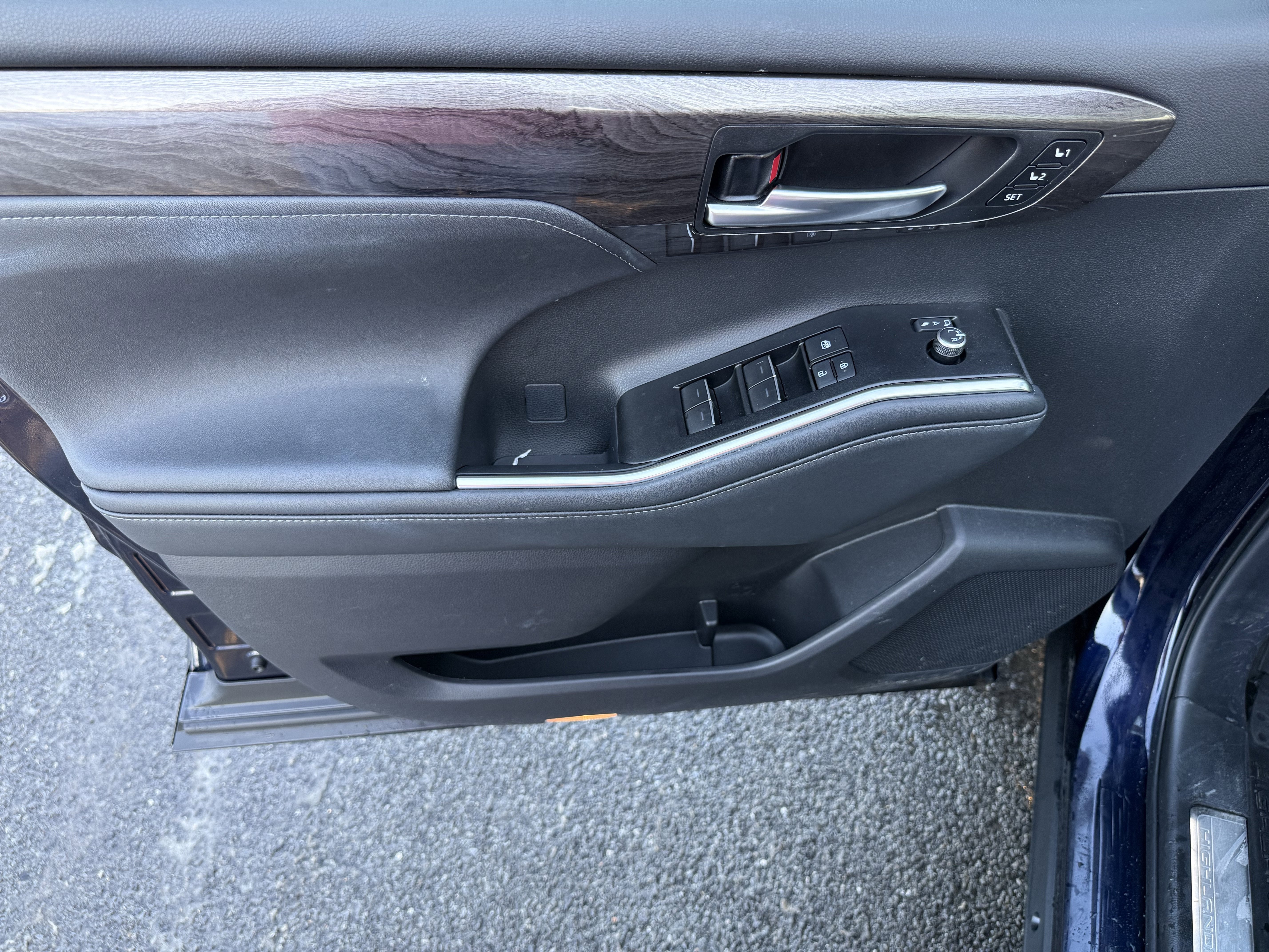 2025 Toyota Highlander Hybrid Platinum