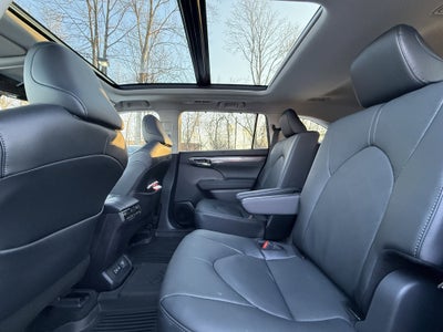 2025 Toyota Highlander Hybrid Platinum