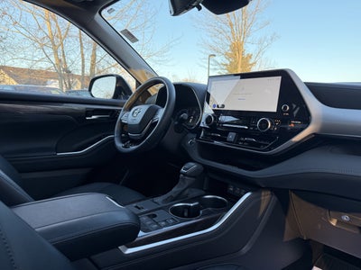 2025 Toyota Highlander Hybrid Platinum