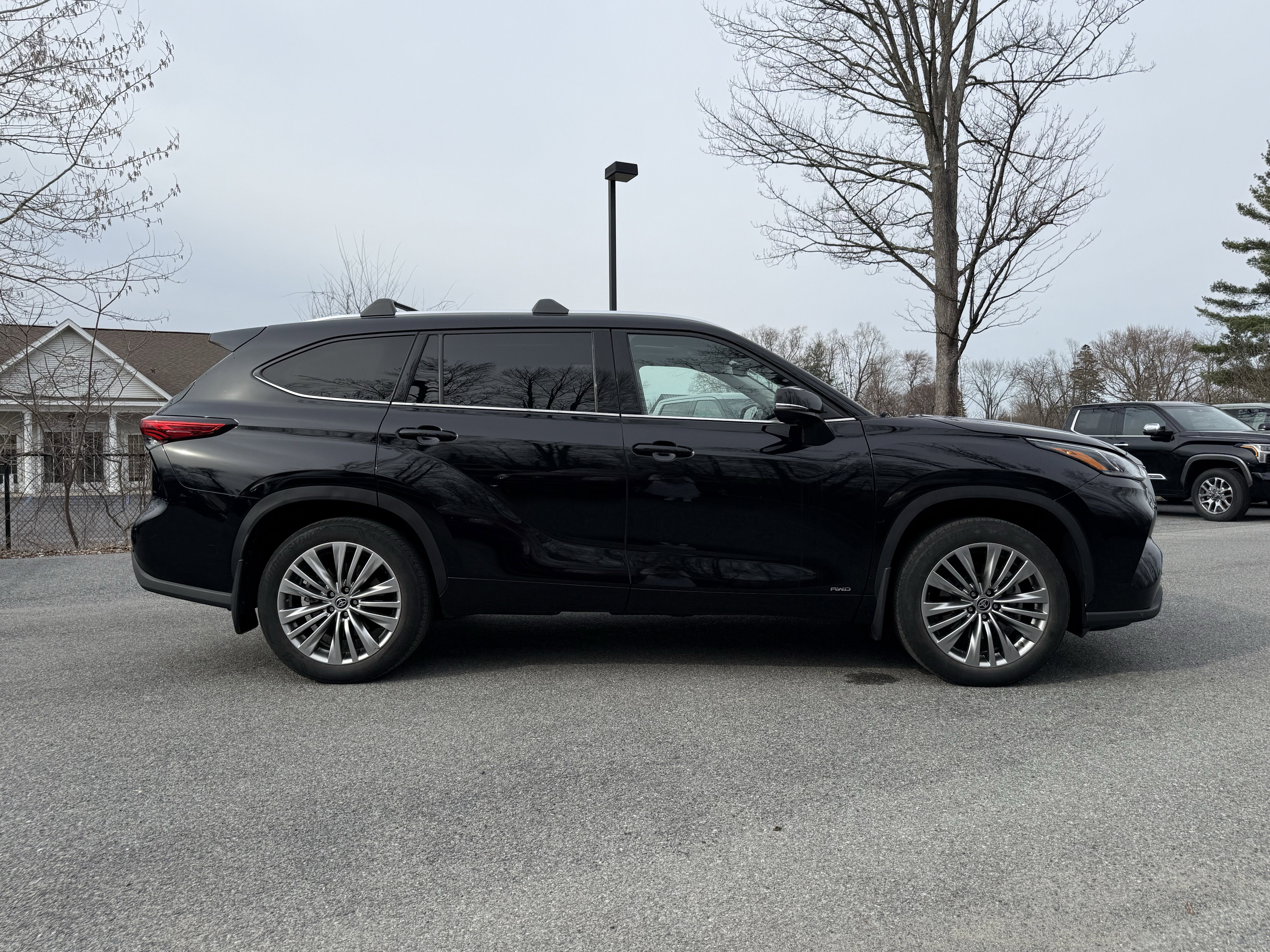 2023 Toyota Highlander Hybrid Platinum
