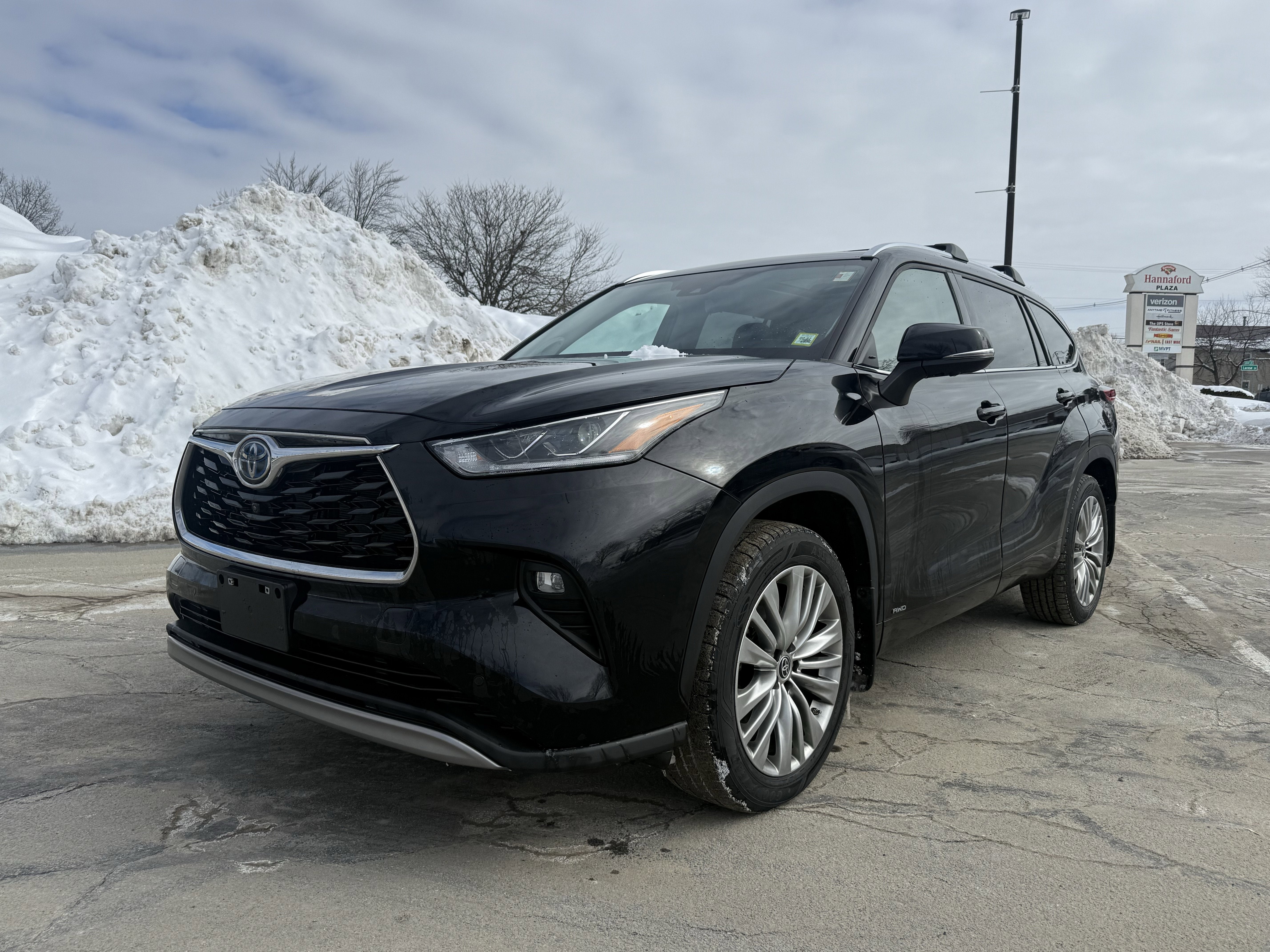 2023 Toyota Highlander Hybrid Platinum