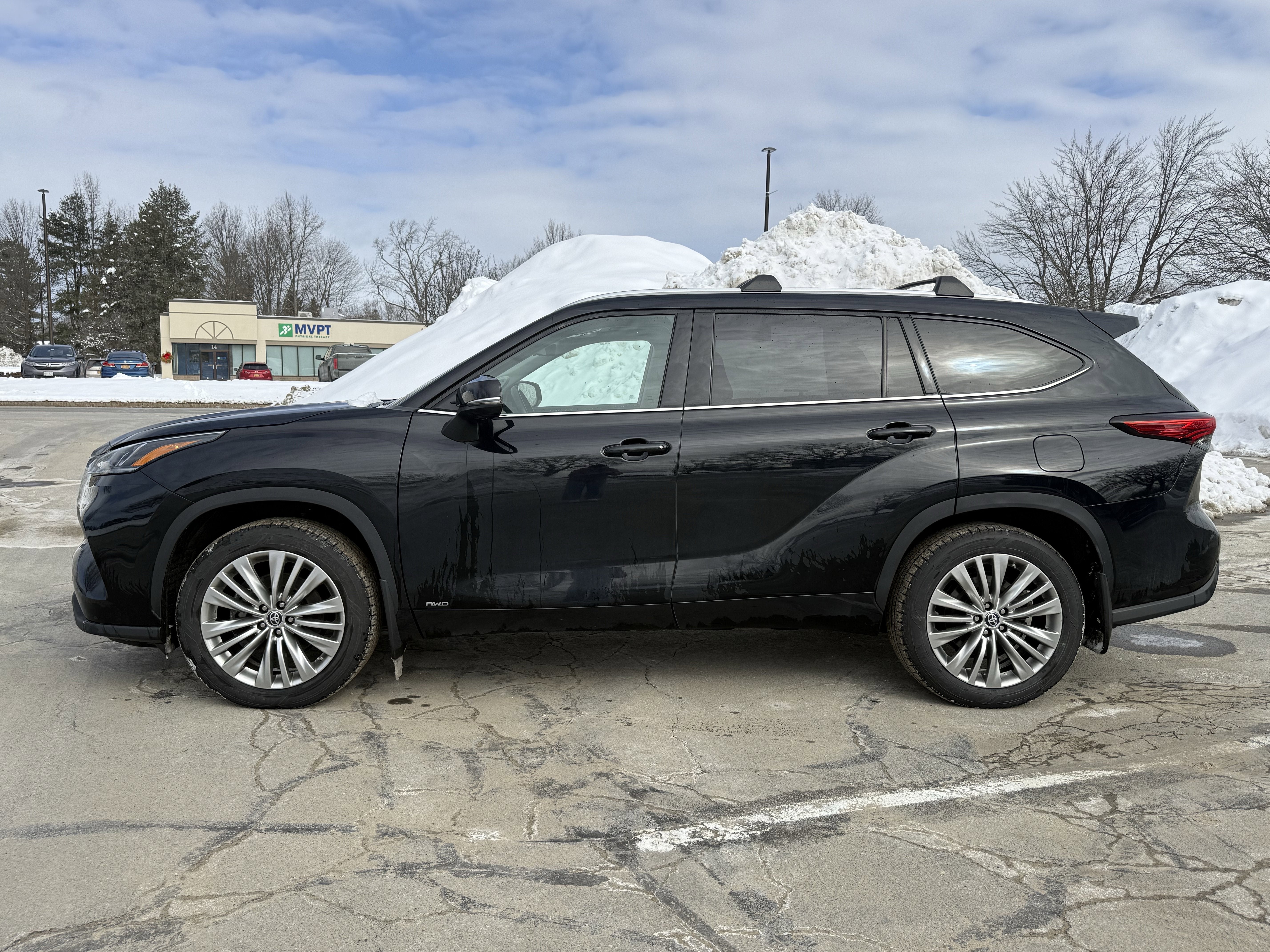 2023 Toyota Highlander Hybrid Platinum