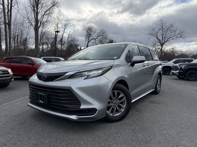 2022 Toyota Sienna LE 8 Passenger