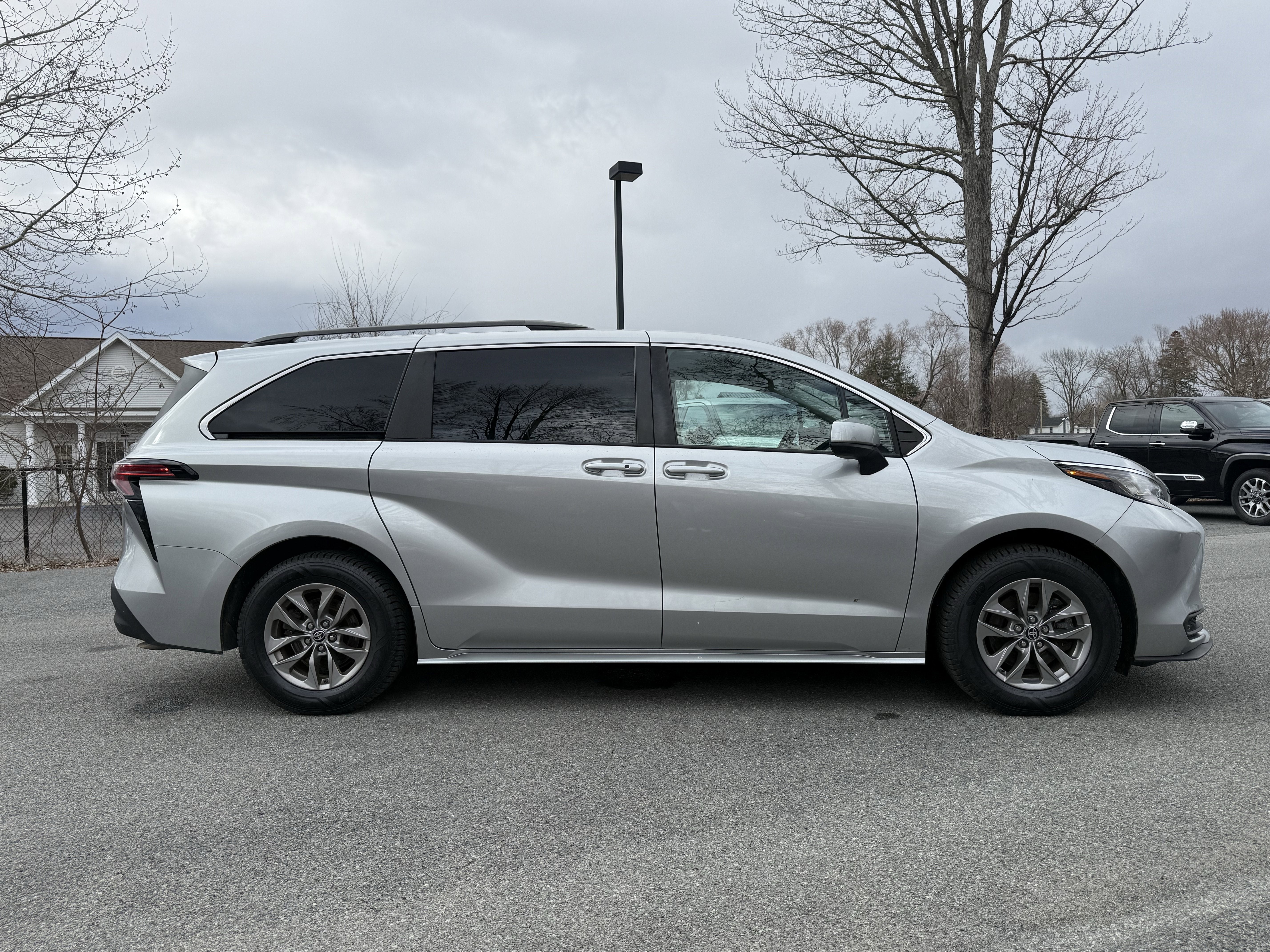 2022 Toyota Sienna LE 8 Passenger