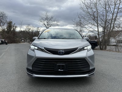 2022 Toyota Sienna LE 8 Passenger