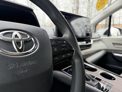 2022 Toyota Sienna LE 8 Passenger