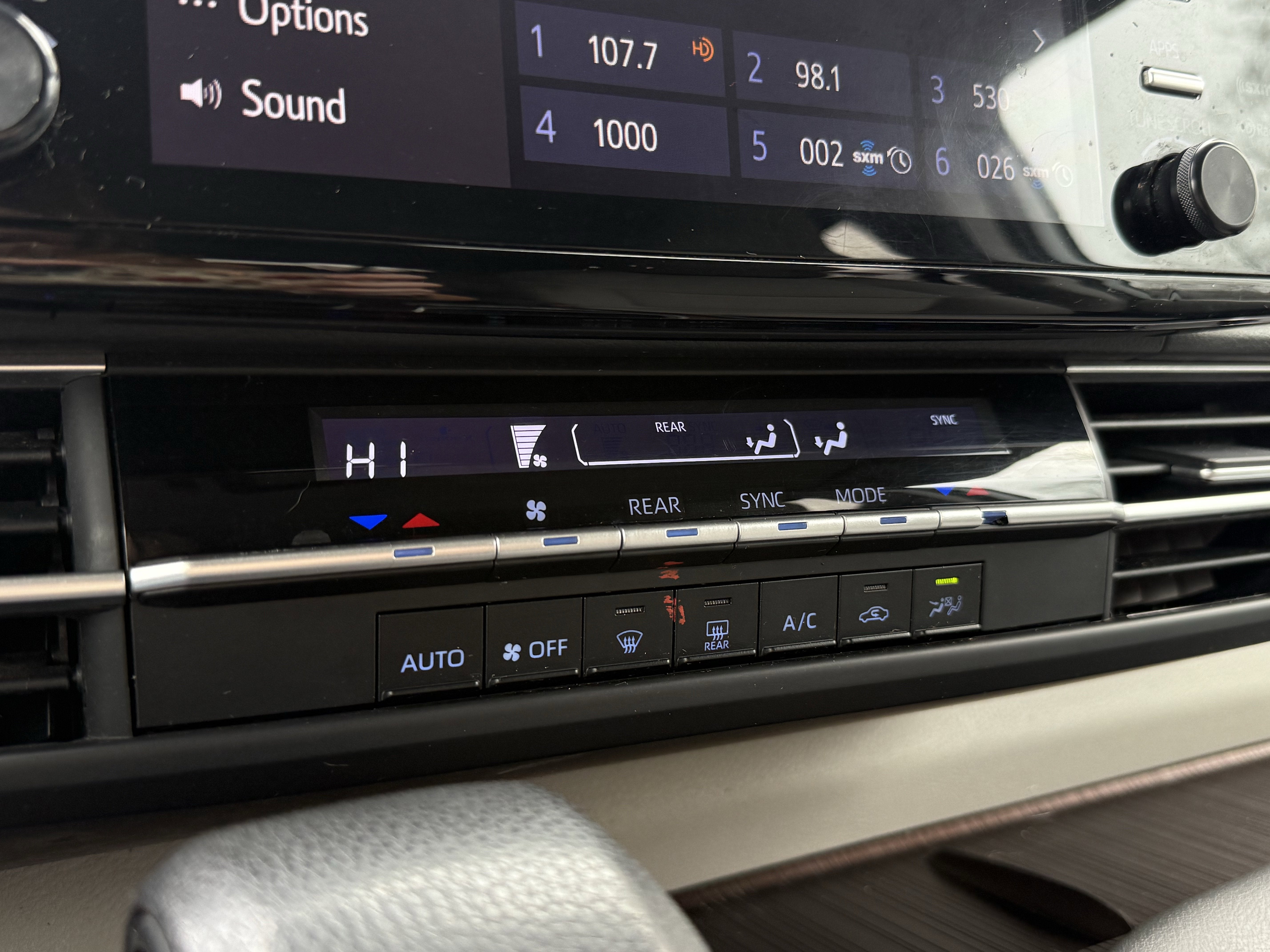 2022 Toyota Sienna LE 8 Passenger