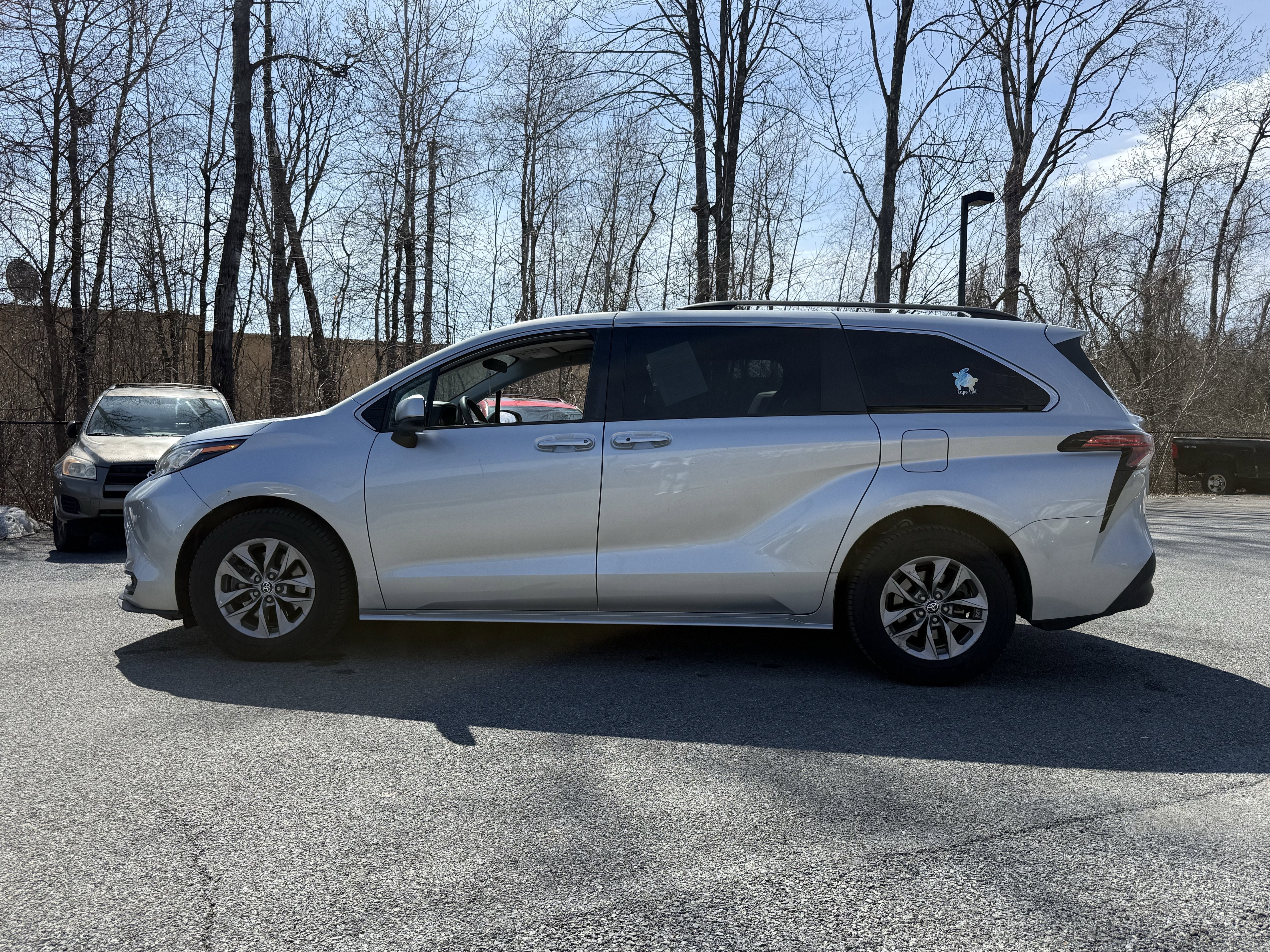 2022 Toyota Sienna LE 8 Passenger
