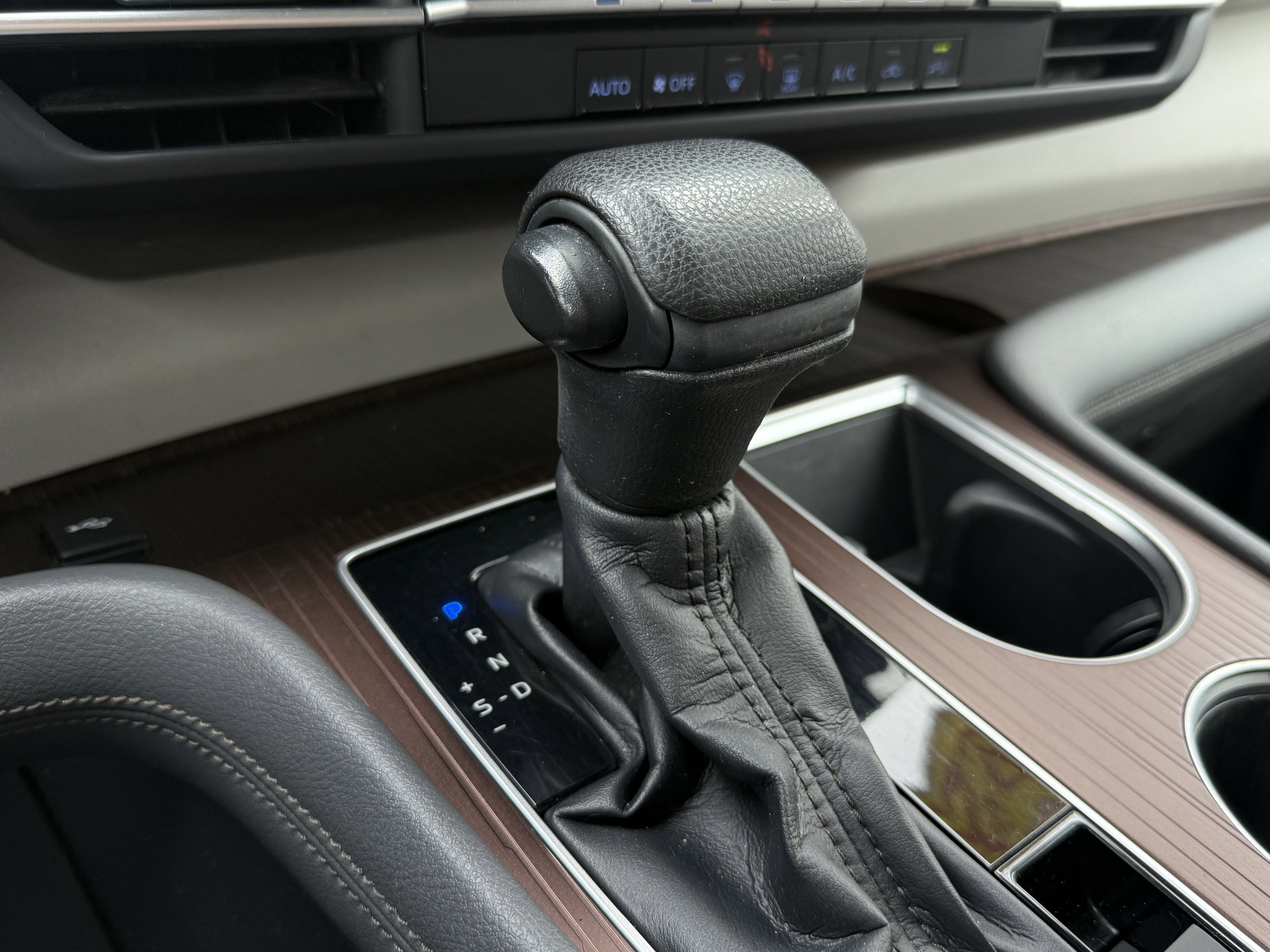 2022 Toyota Sienna LE 8 Passenger