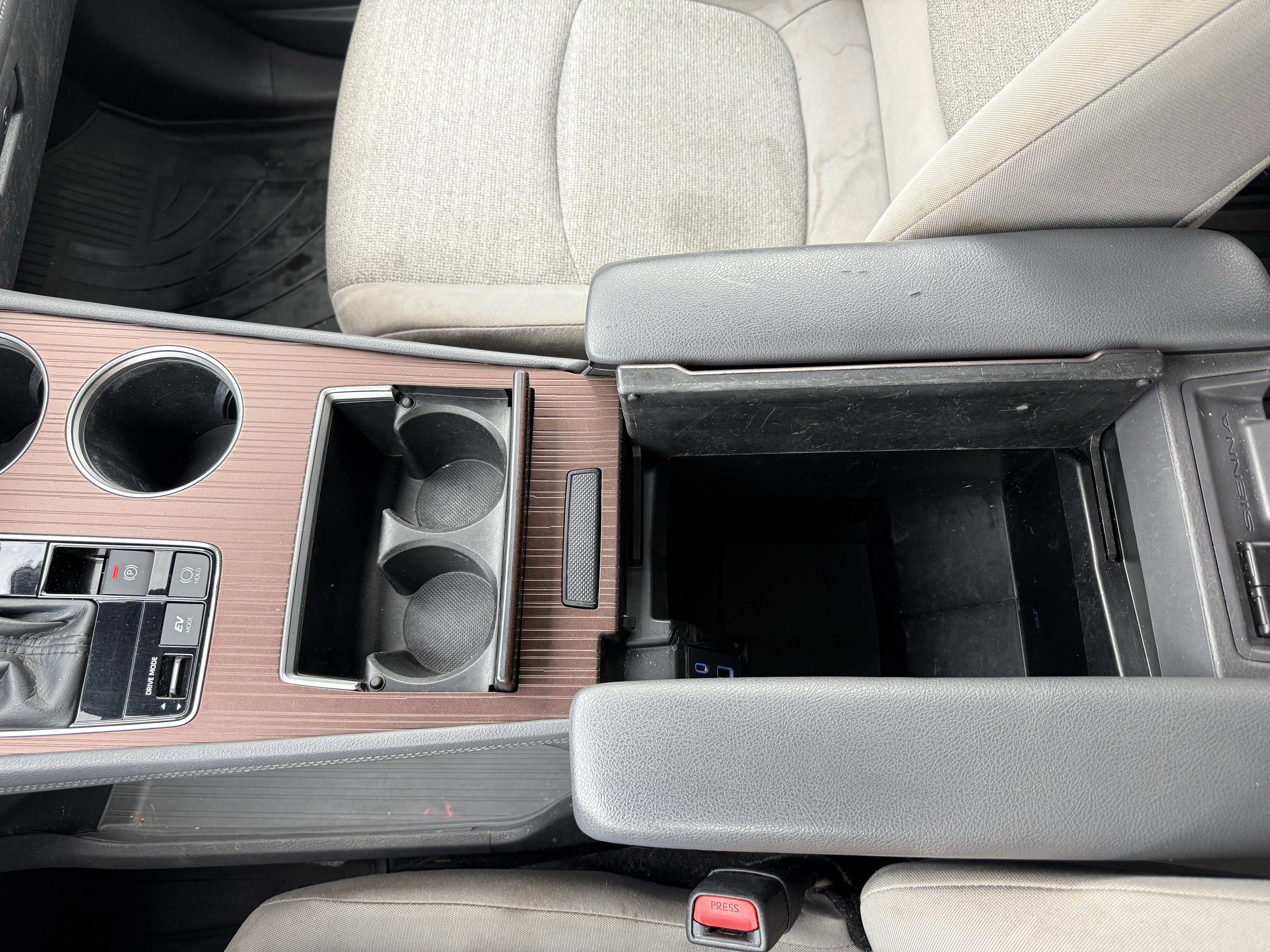 2022 Toyota Sienna LE 8 Passenger