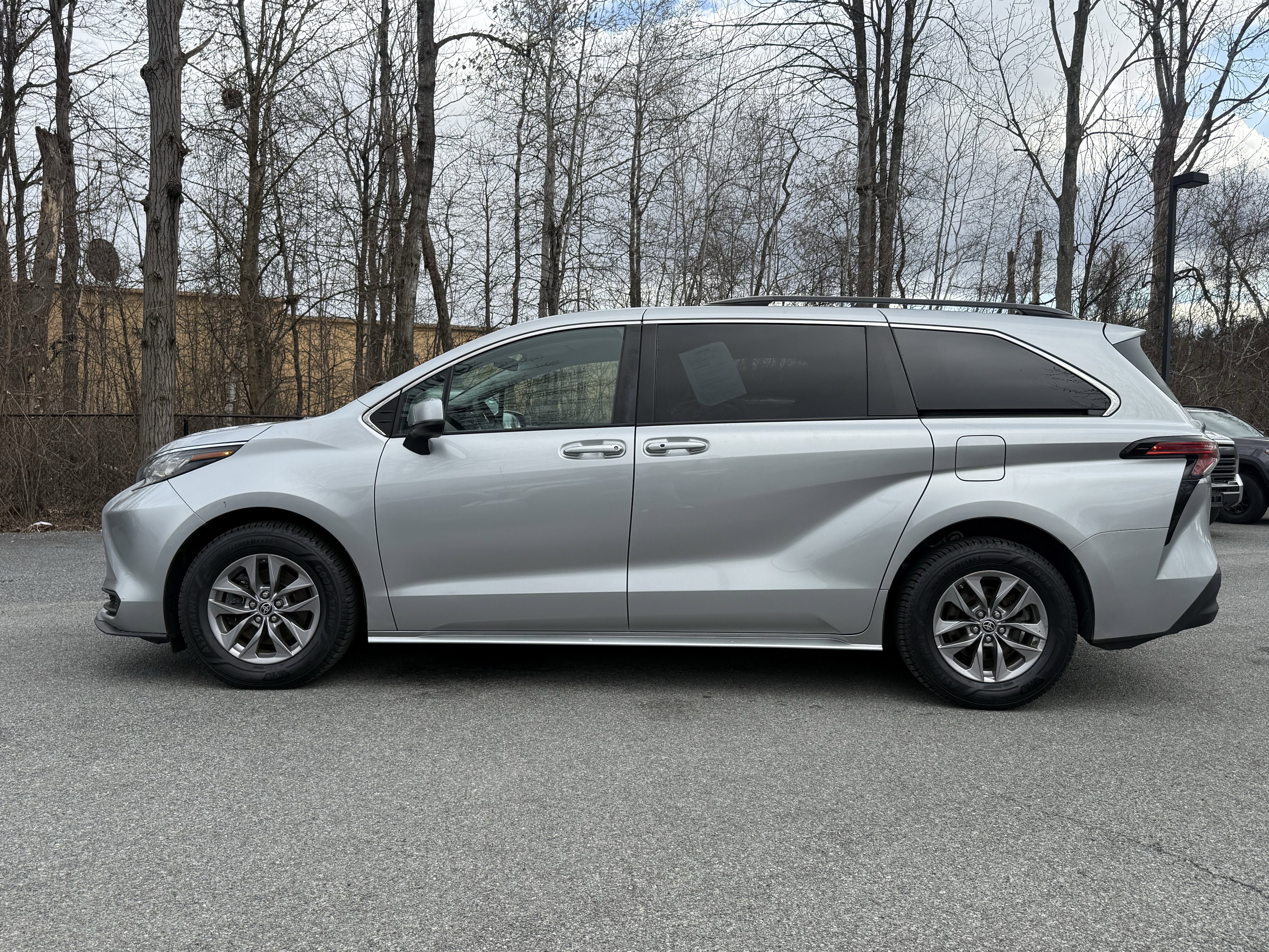2022 Toyota Sienna LE 8 Passenger