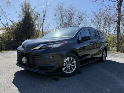 2022 Toyota Sienna LE 8 Passenger