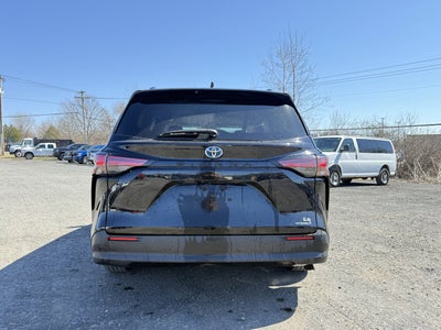 2022 Toyota Sienna LE 8 Passenger