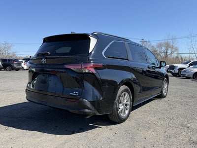 2022 Toyota Sienna LE 8 Passenger