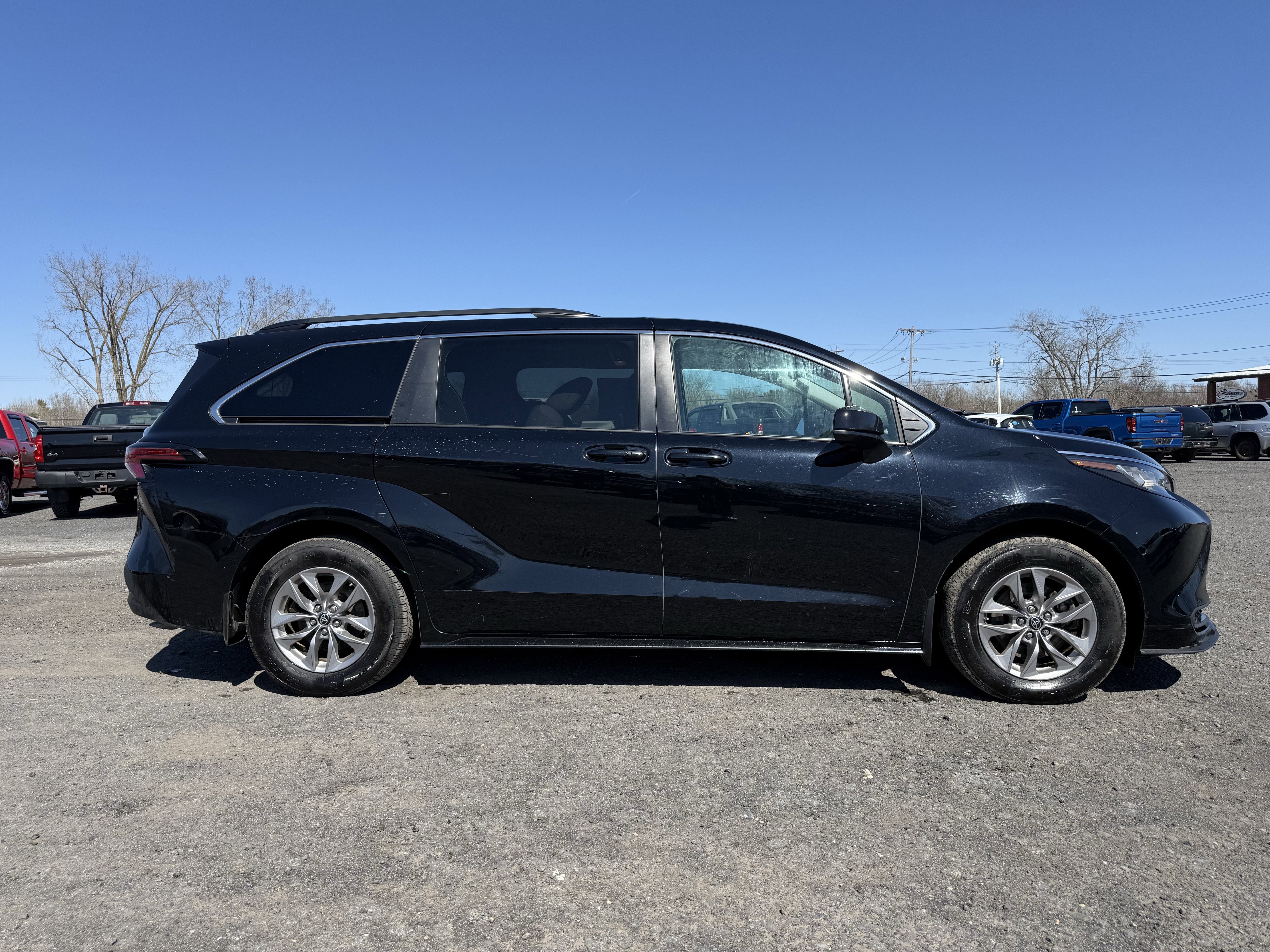 2022 Toyota Sienna LE 8 Passenger