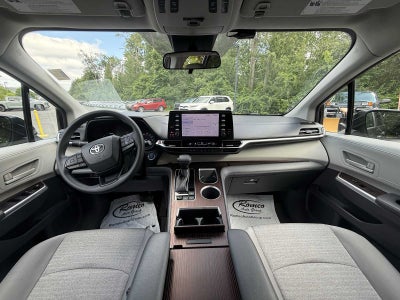 2022 Toyota Sienna LE
