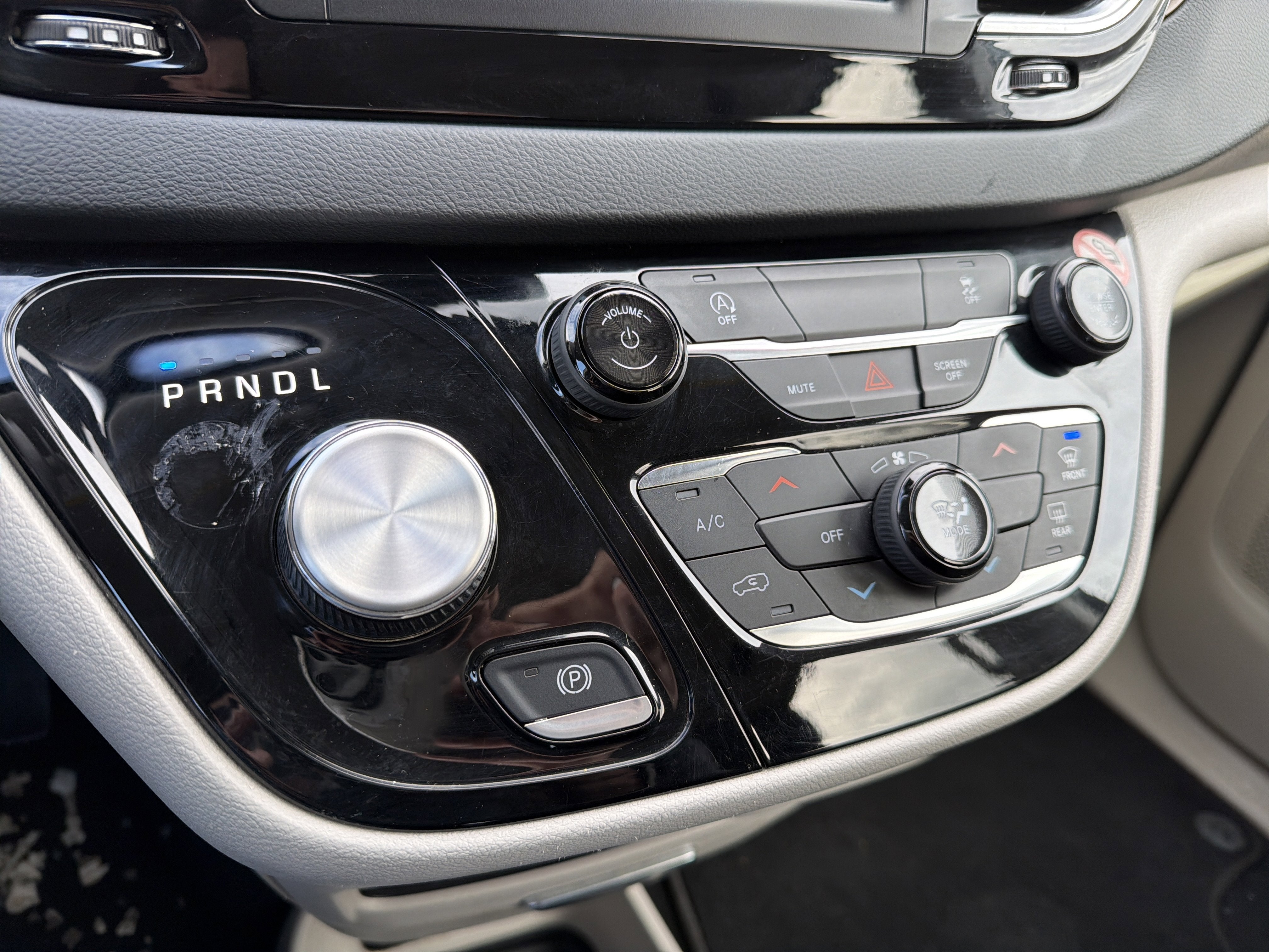 2023 Chrysler Voyager LX